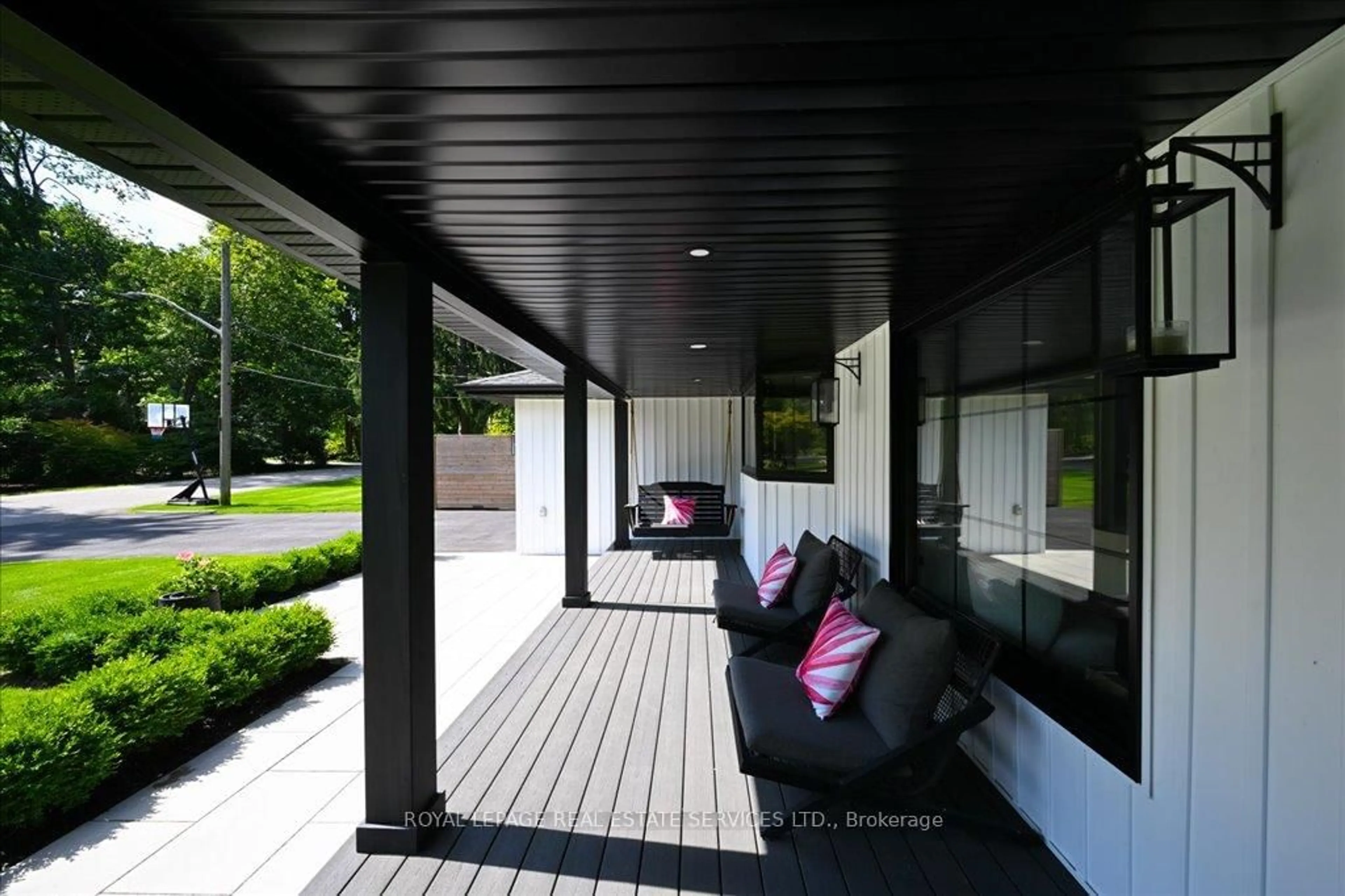 Patio, street for 169 Oakes Dr, Mississauga Ontario L5G 3M2