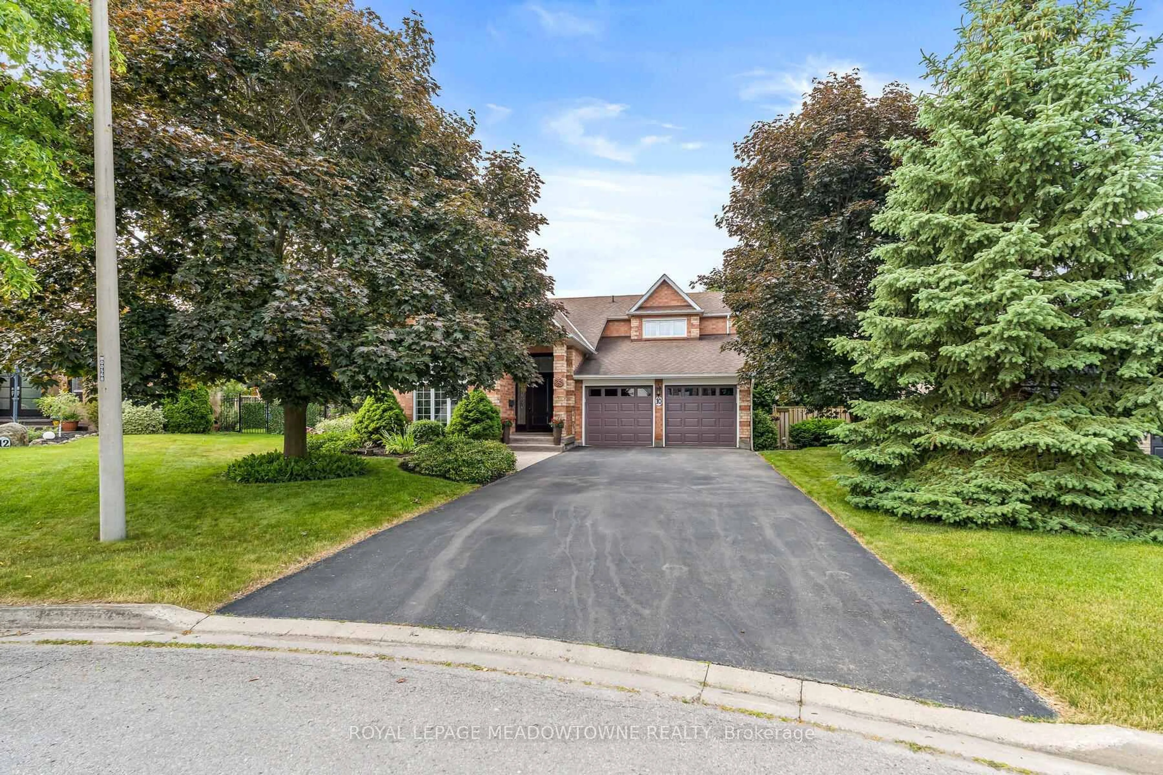 A pic from outside/outdoor area/front of a property/back of a property/a pic from drone, street for 10 Janet Crt, Halton Hills Ontario L7G 5N7