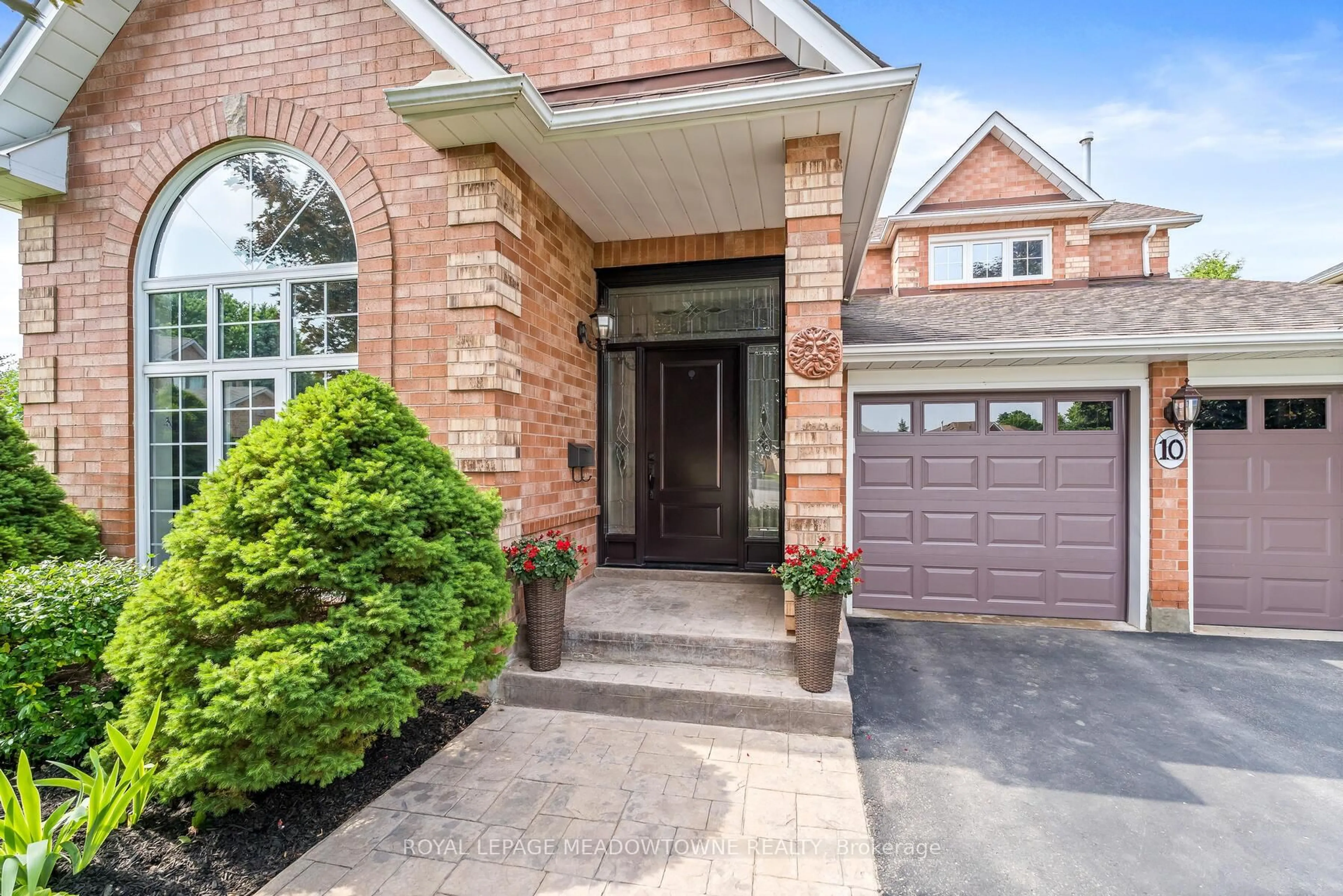 Home with brick exterior material, street for 10 Janet Crt, Halton Hills Ontario L7G 5N7