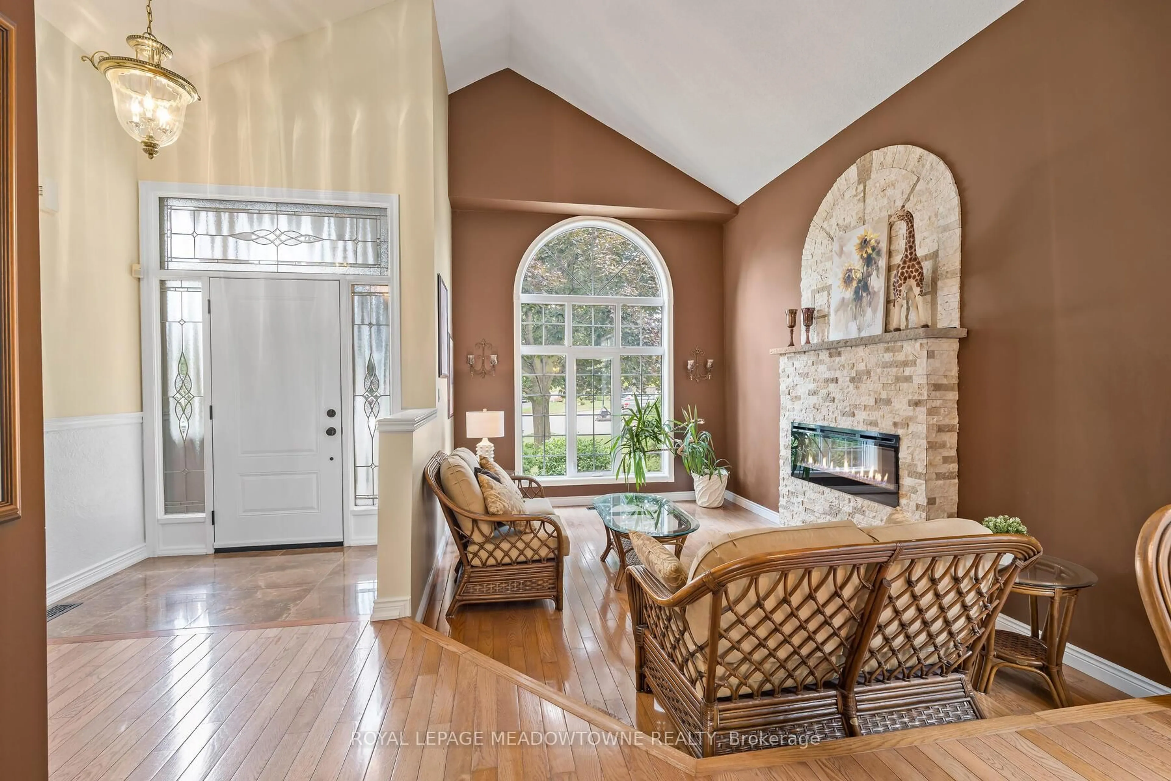 Indoor entryway for 10 Janet Crt, Halton Hills Ontario L7G 5N7