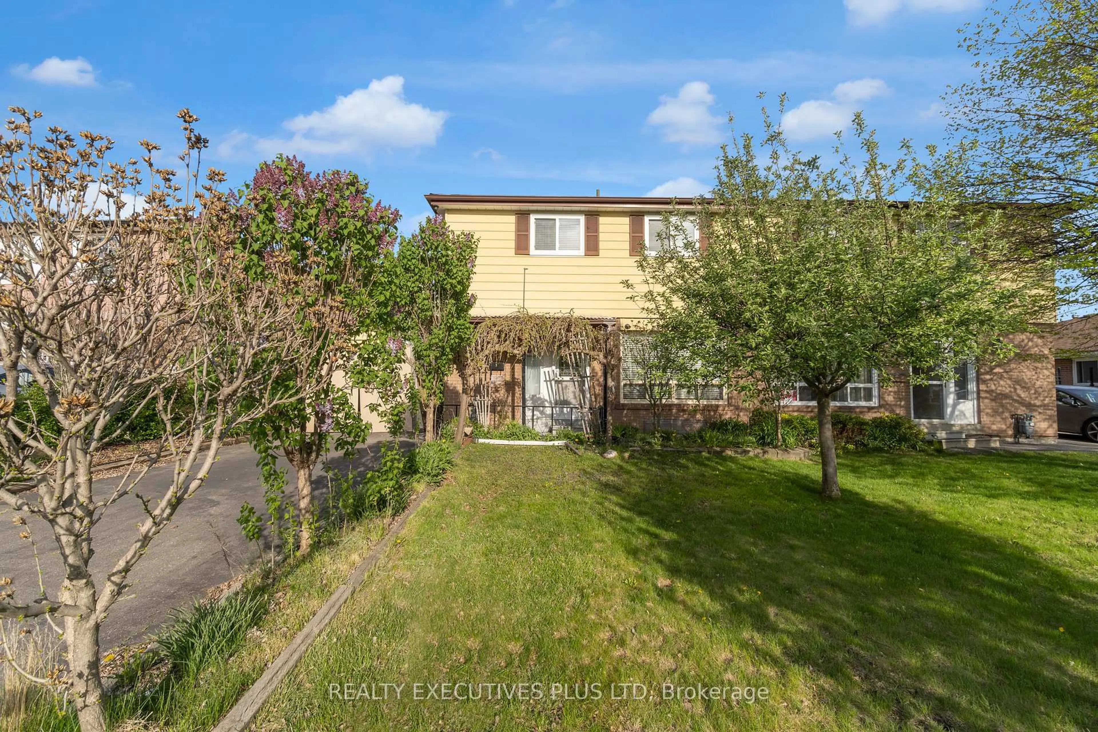 A pic from outside/outdoor area/front of a property/back of a property/a pic from drone, street for 57 Doncaster Dr, Brampton Ontario L6T 1S8