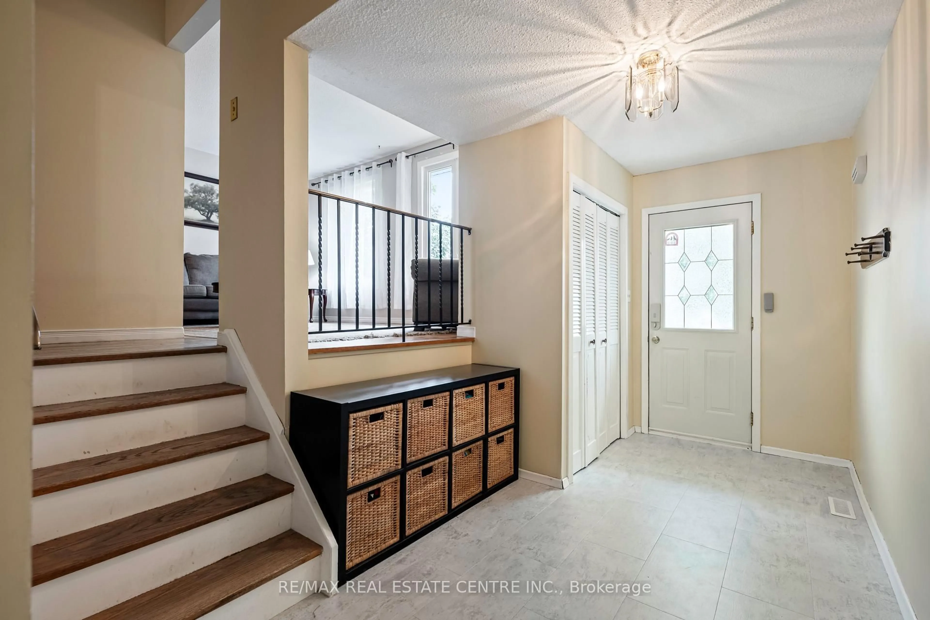 Indoor entryway for 83 Brenda Blvd, Orangeville Ontario L9W 3L3