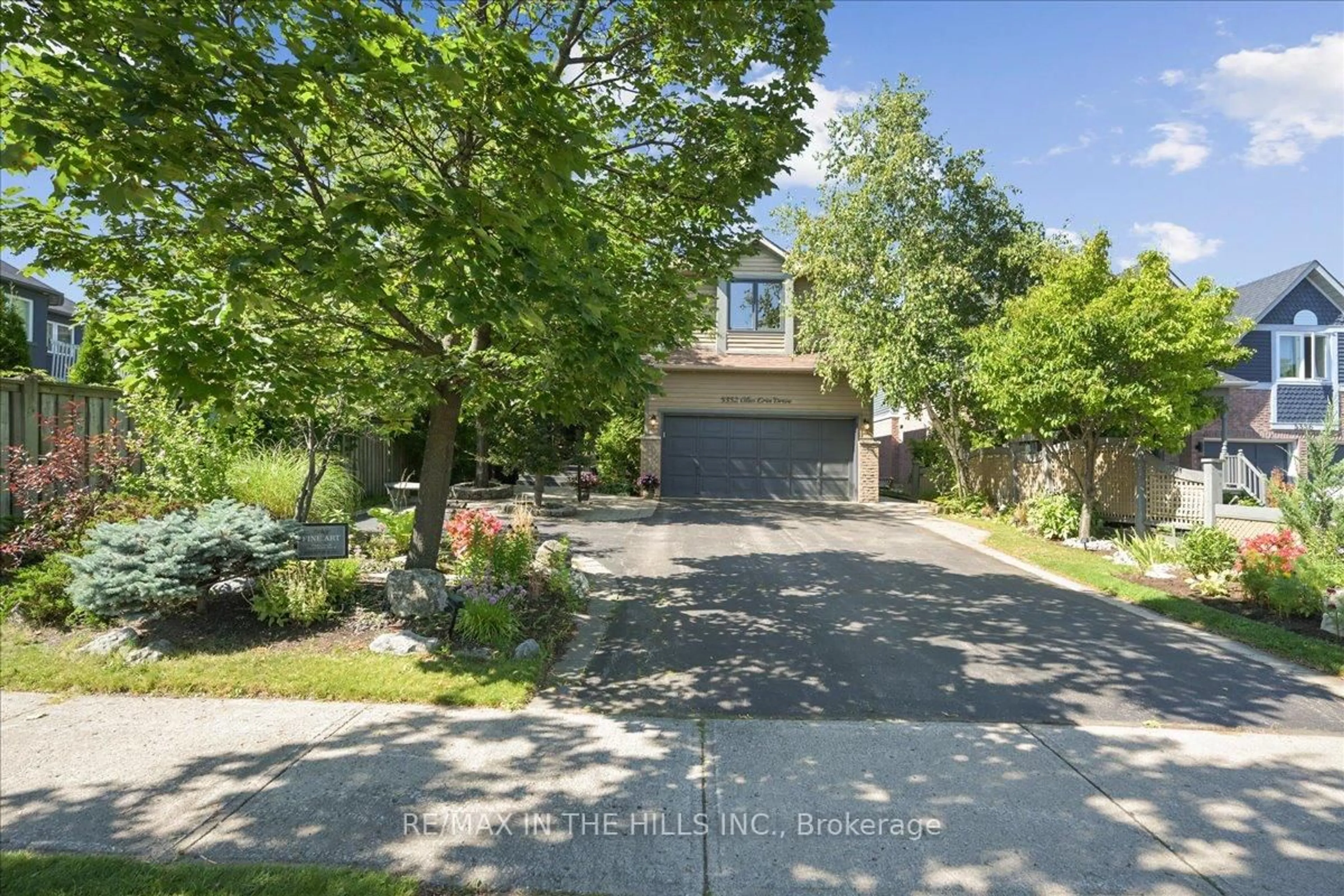 A pic from outside/outdoor area/front of a property/back of a property/a pic from drone, street for 5352 Glen Erin Dr, Mississauga Ontario L5M 5C2