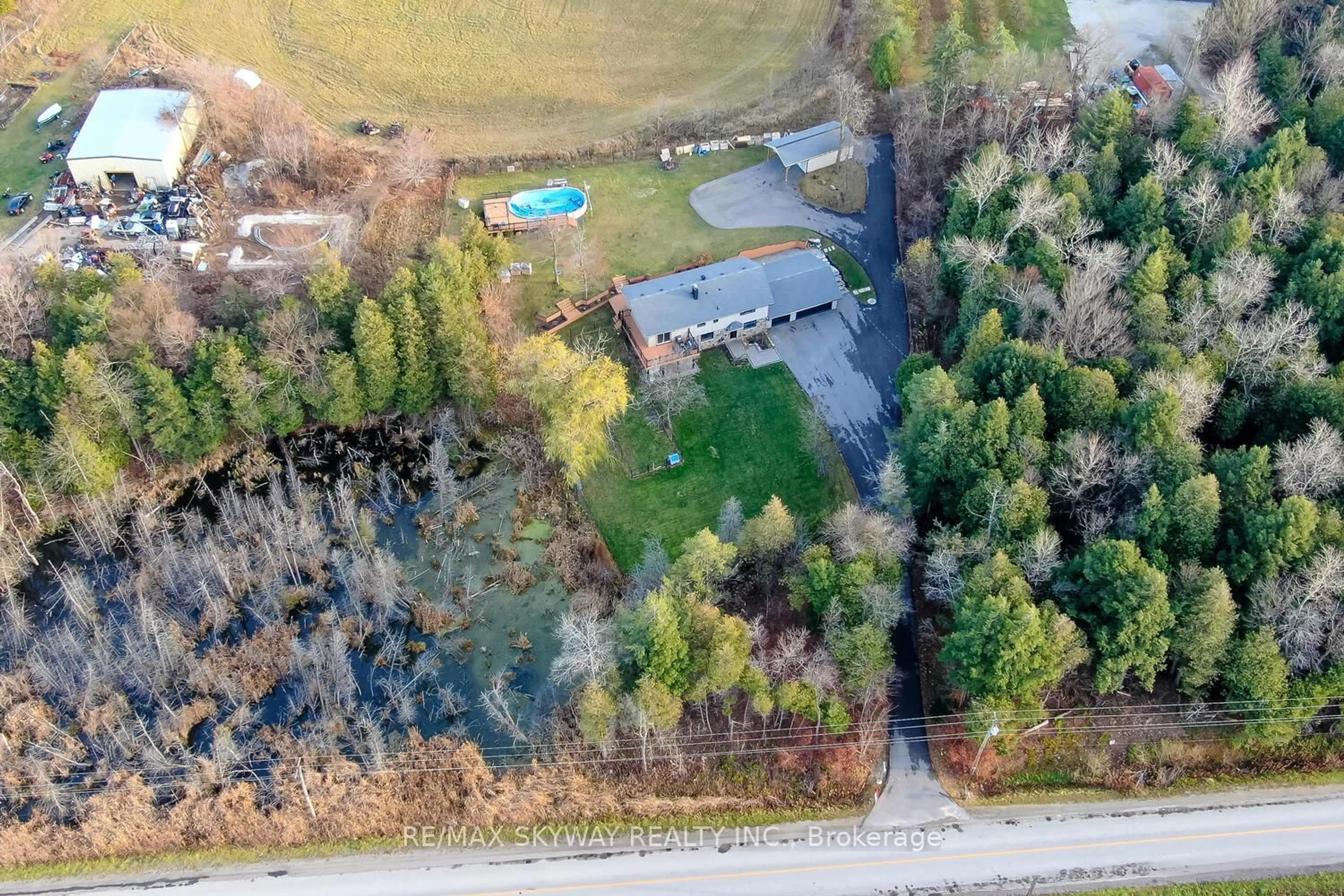 A pic from outside/outdoor area/front of a property/back of a property/a pic from drone, unknown for 6700 32 Side Road Sdrd, Halton Hills Ontario L7J 2L9