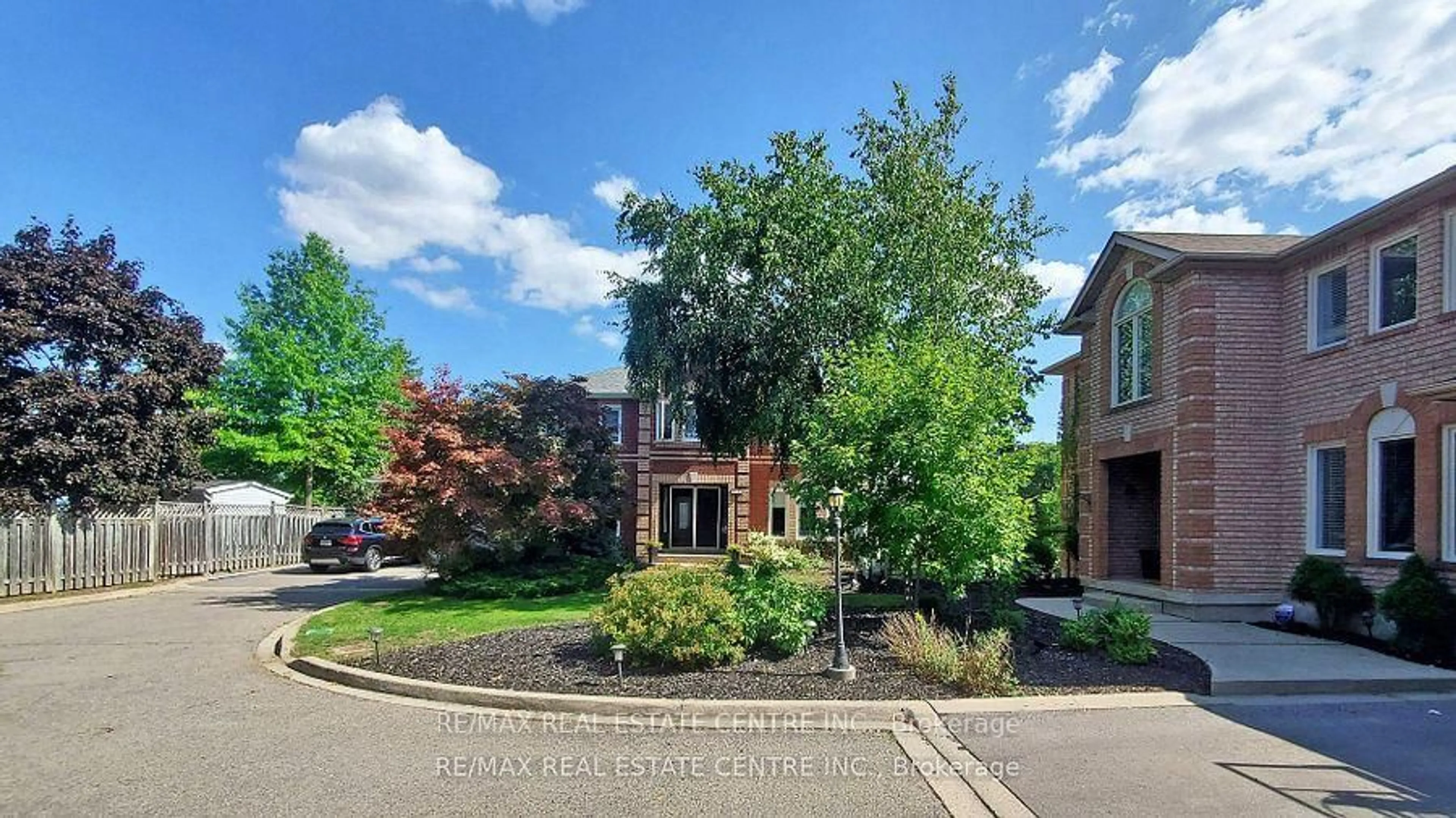 A pic from outside/outdoor area/front of a property/back of a property/a pic from drone, street for 3408 Trelawny Circ, Mississauga Ontario L5N 6N6