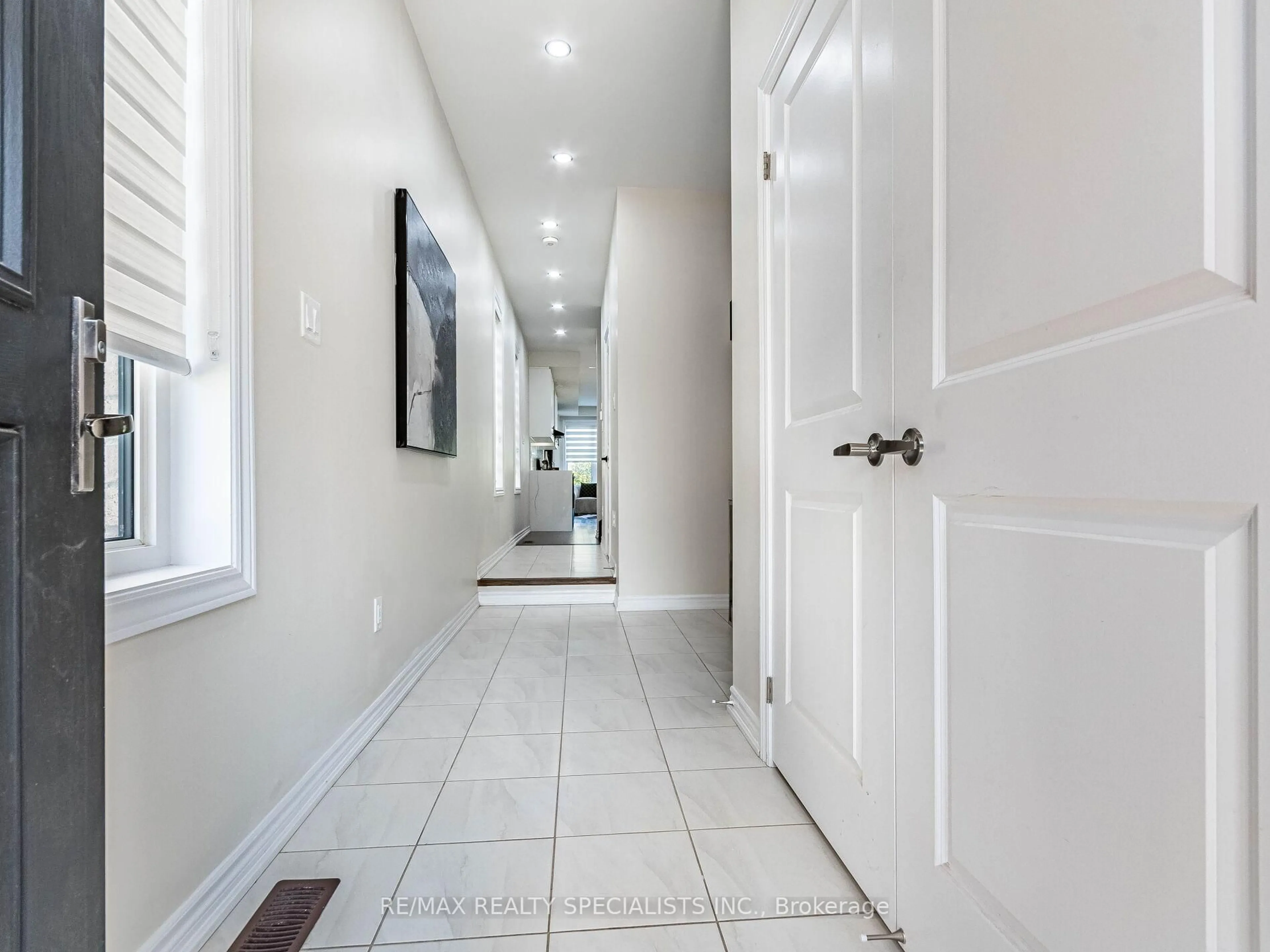 Indoor entryway for 1416 Oakmont Common, Burlington Ontario L7P 0V8