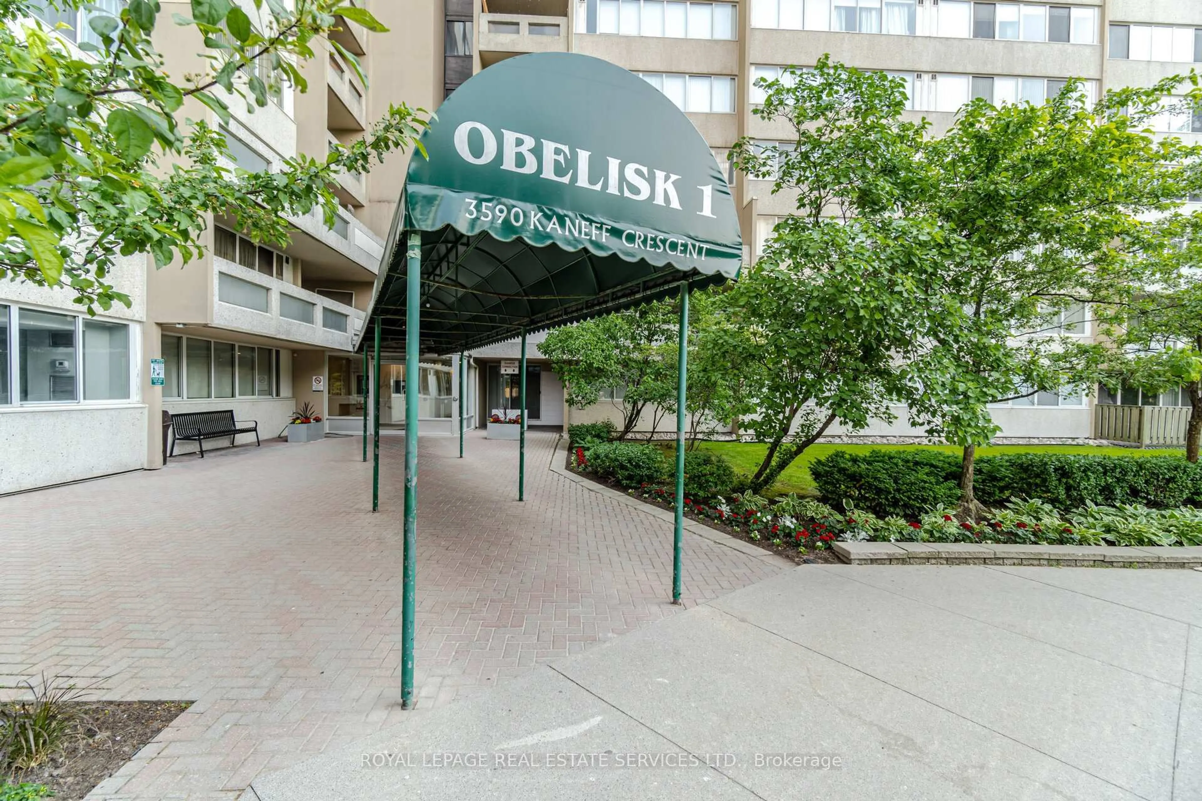 Lobby for 3590 Kaneff Cres #102, Mississauga Ontario L5A 3X3
