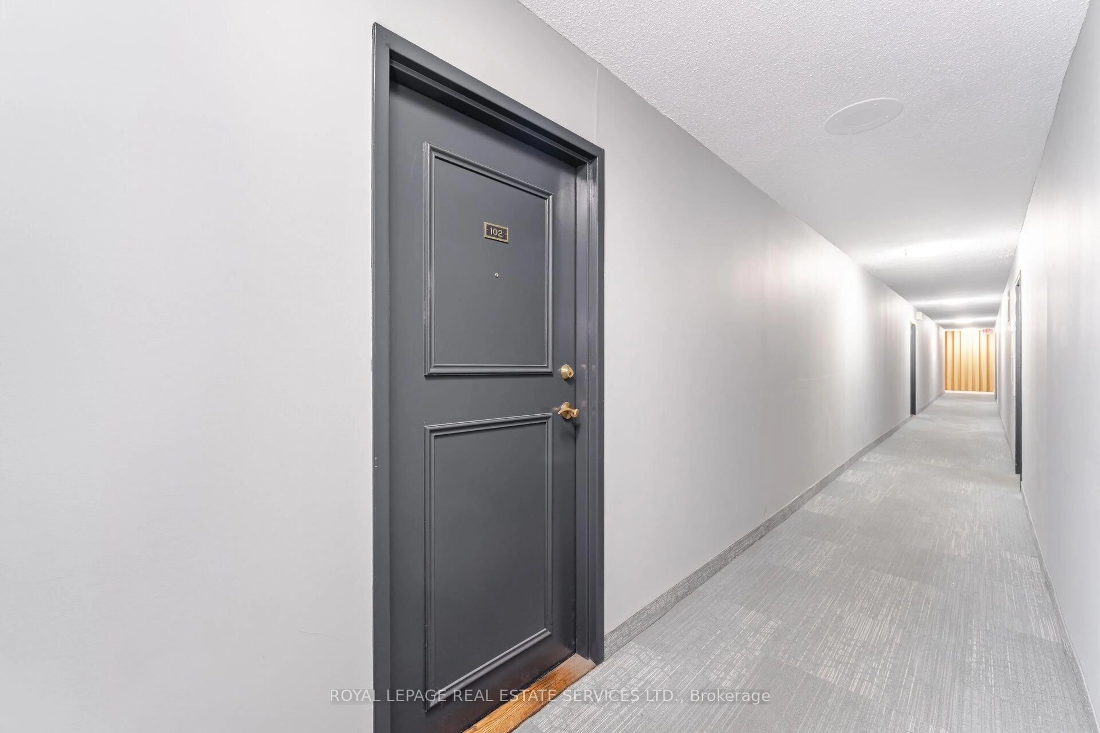 Indoor entryway for 3590 Kaneff Cres #102, Mississauga Ontario L5A 3X3