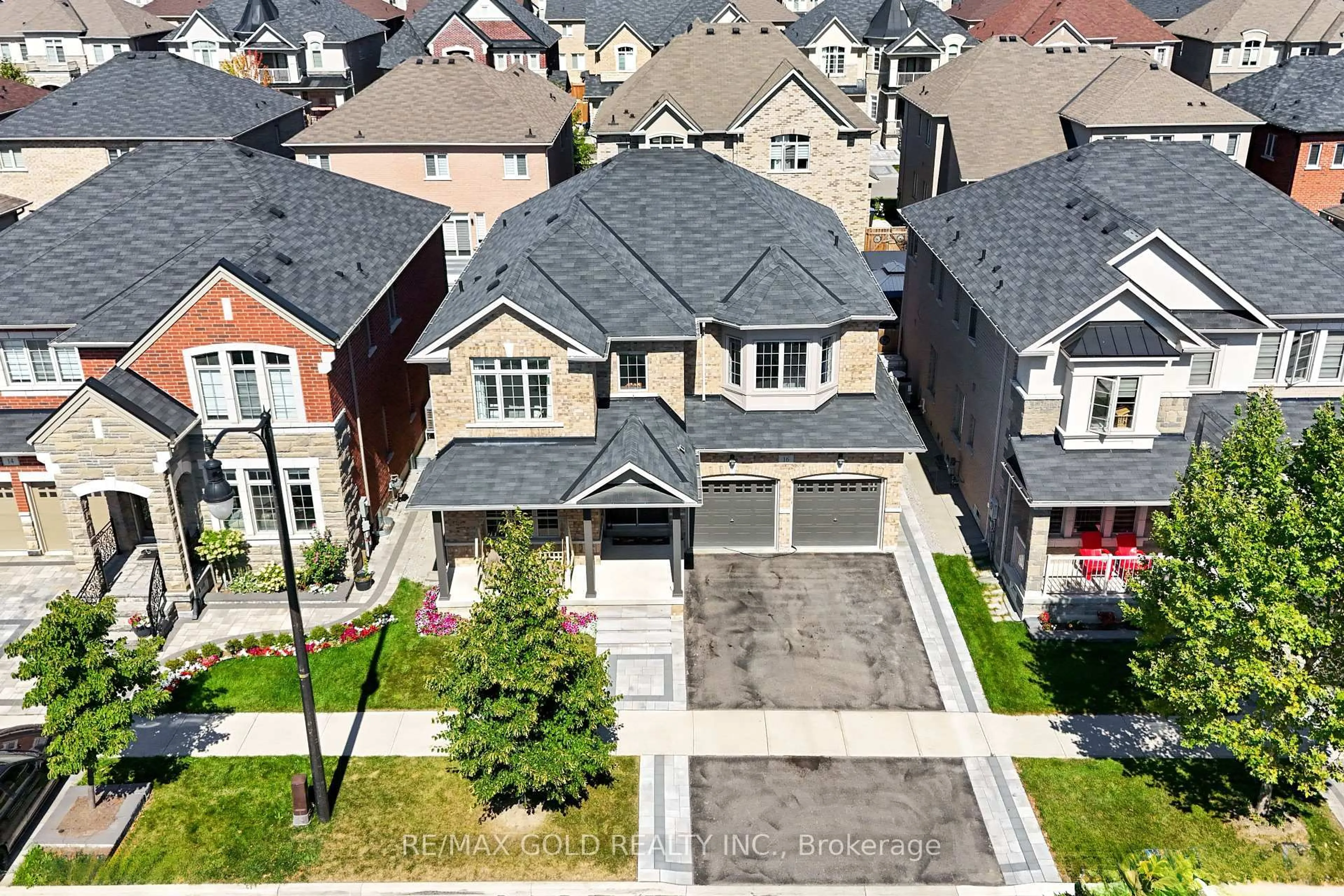 A pic from outside/outdoor area/front of a property/back of a property/a pic from drone, street for 16 Cloverhaven Rd, Brampton Ontario L6P 4E4