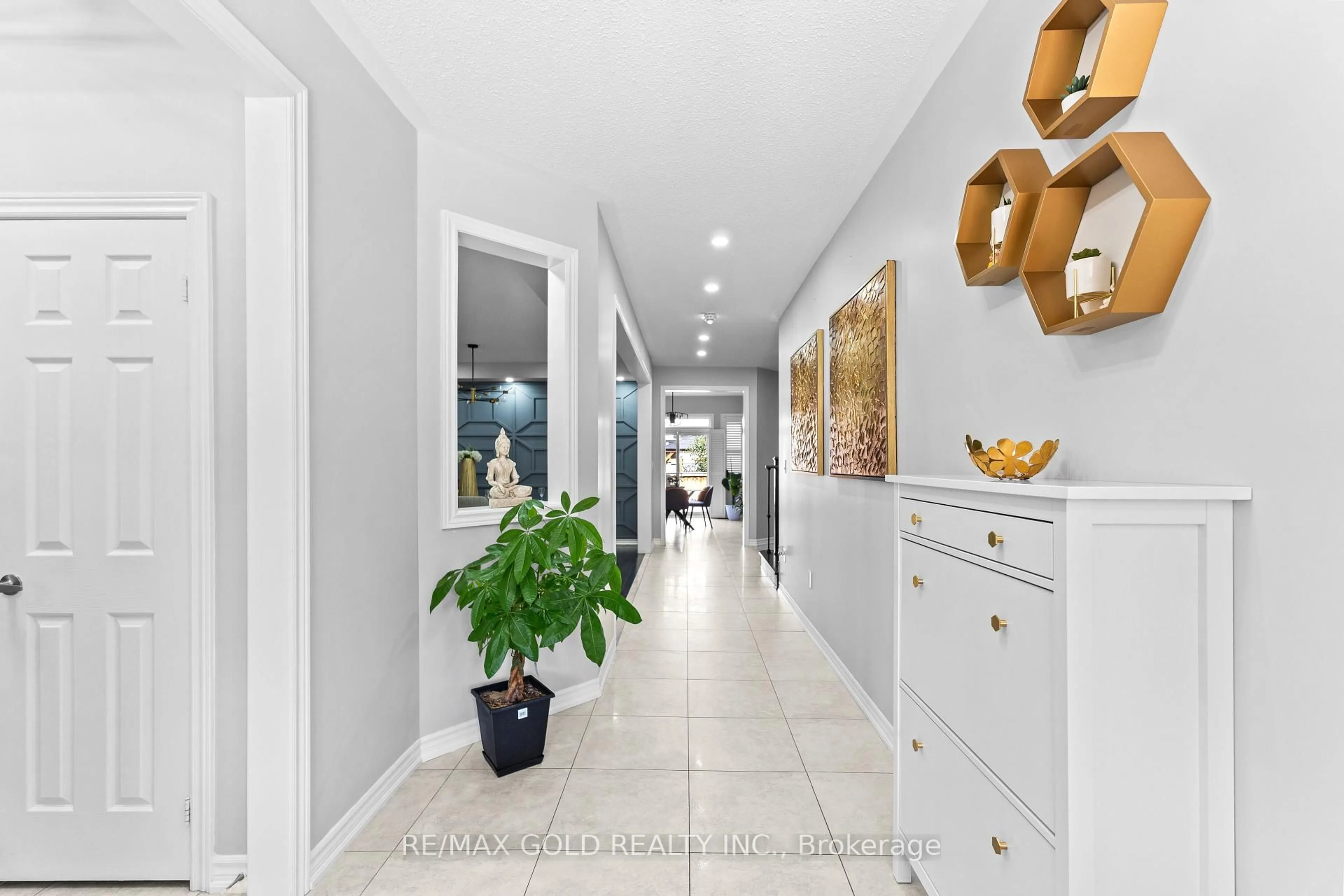 Indoor entryway for 16 Cloverhaven Rd, Brampton Ontario L6P 4E4