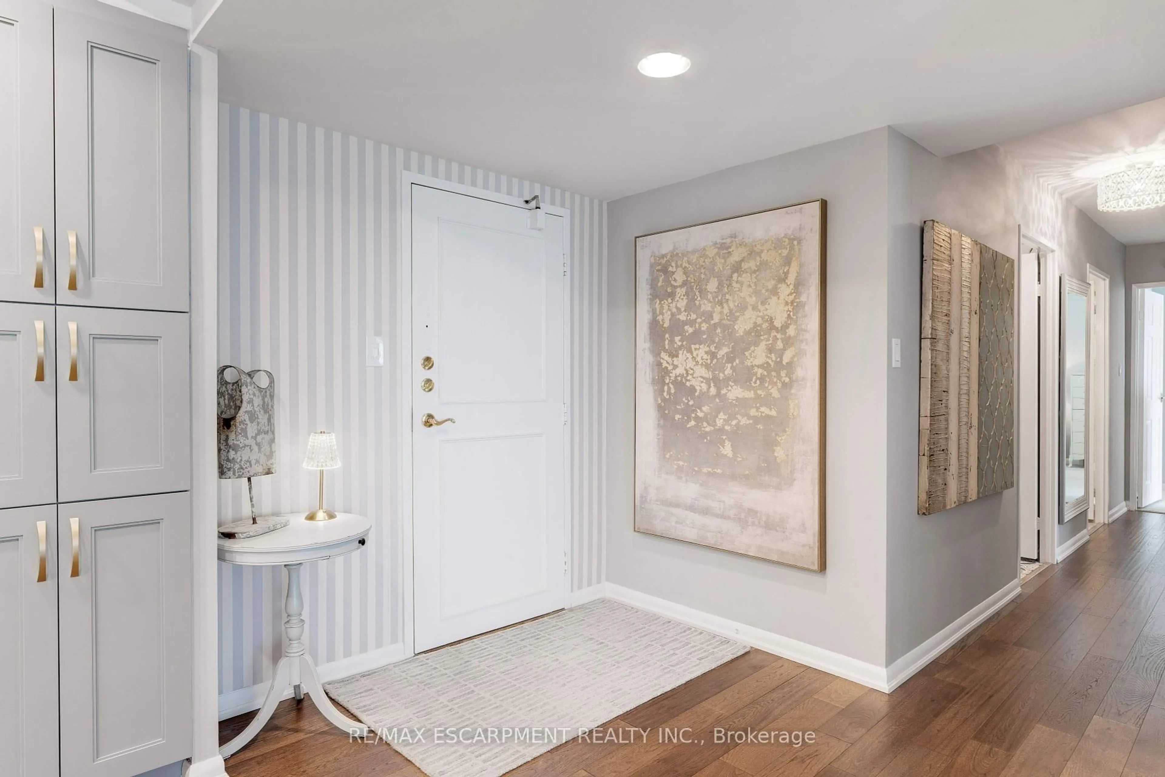 Indoor entryway for 2175 Marine Dr #903, Oakville Ontario L6L 5L5