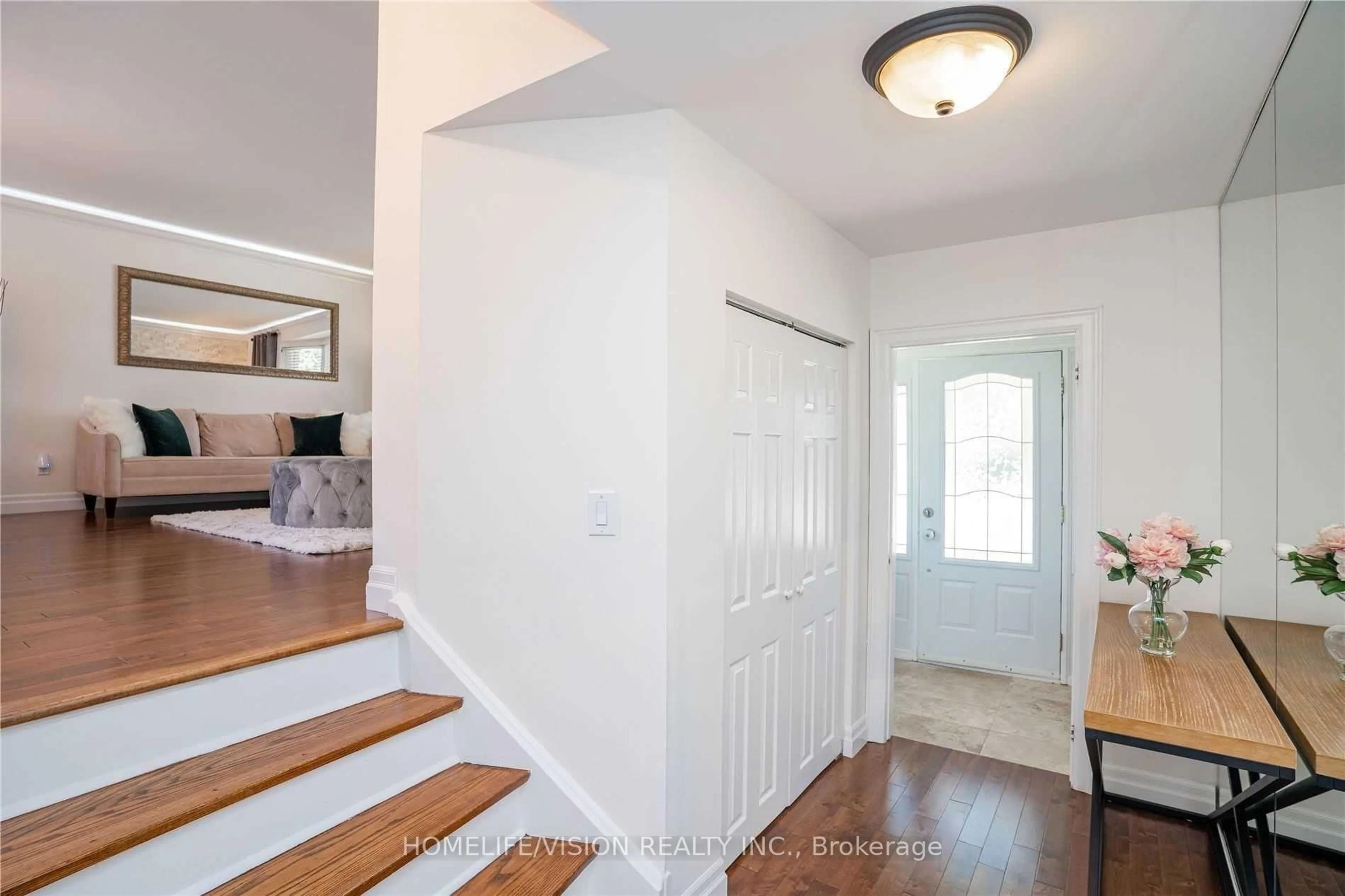 Indoor entryway for 16 Palgrave Cres, Brampton Ontario L6W 1C9