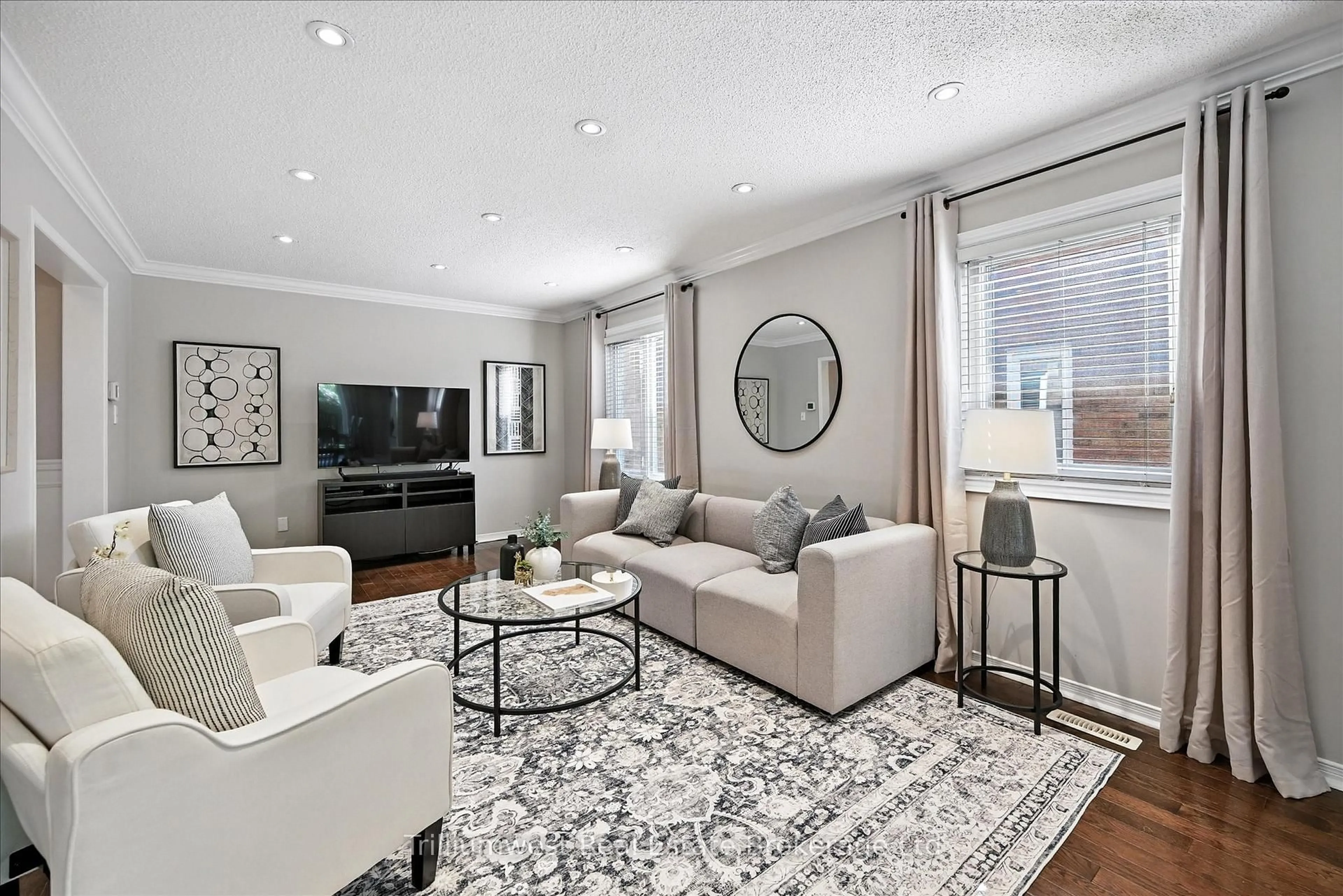 Living room with furniture, unknown for 5516 Haddon Hall Rd, Mississauga Ontario L5M 5G5