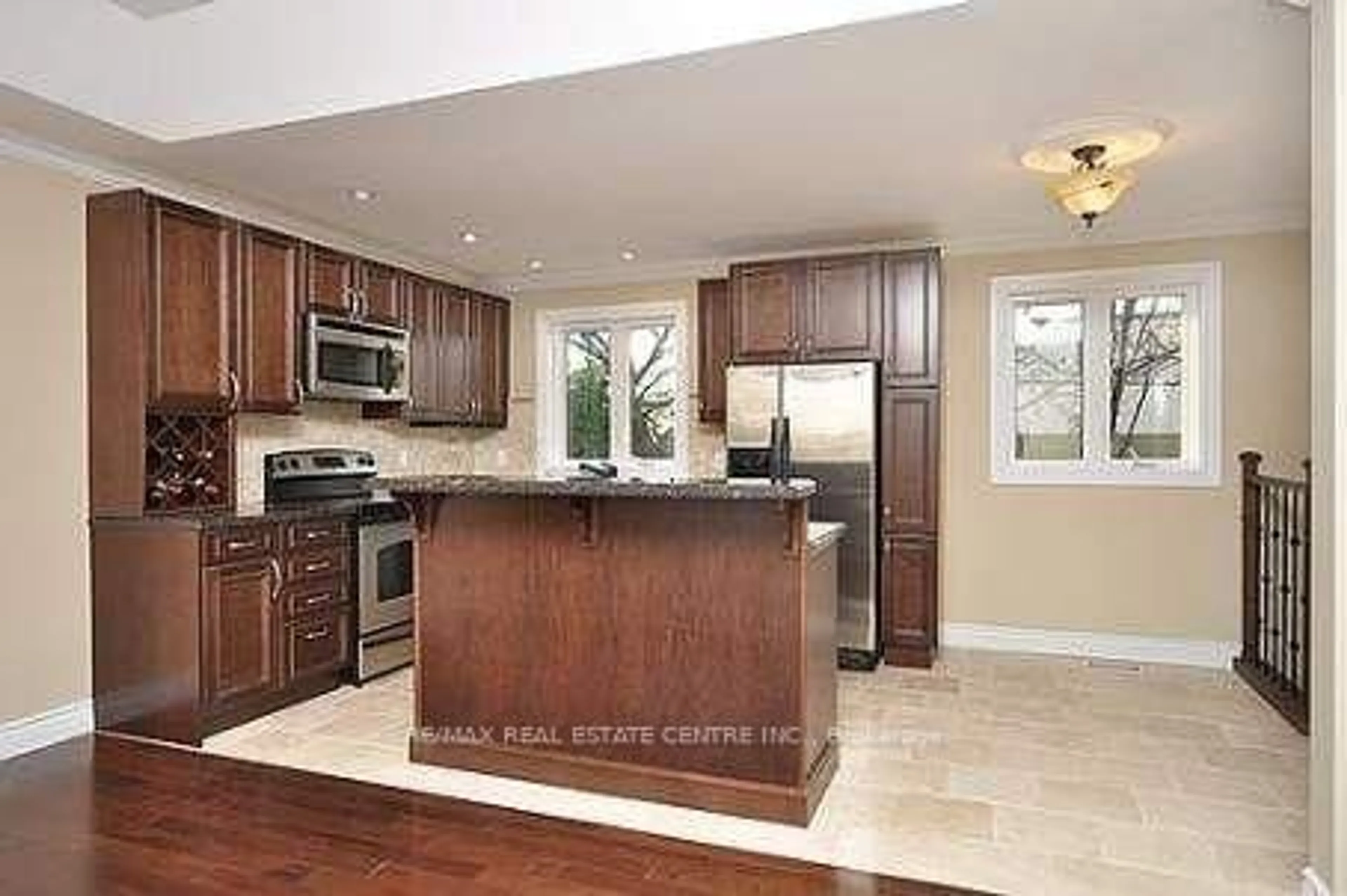 Open concept kitchen, ceramic/tile floor for 584 Trudale Crt, Oakville Ontario L6L 4H1