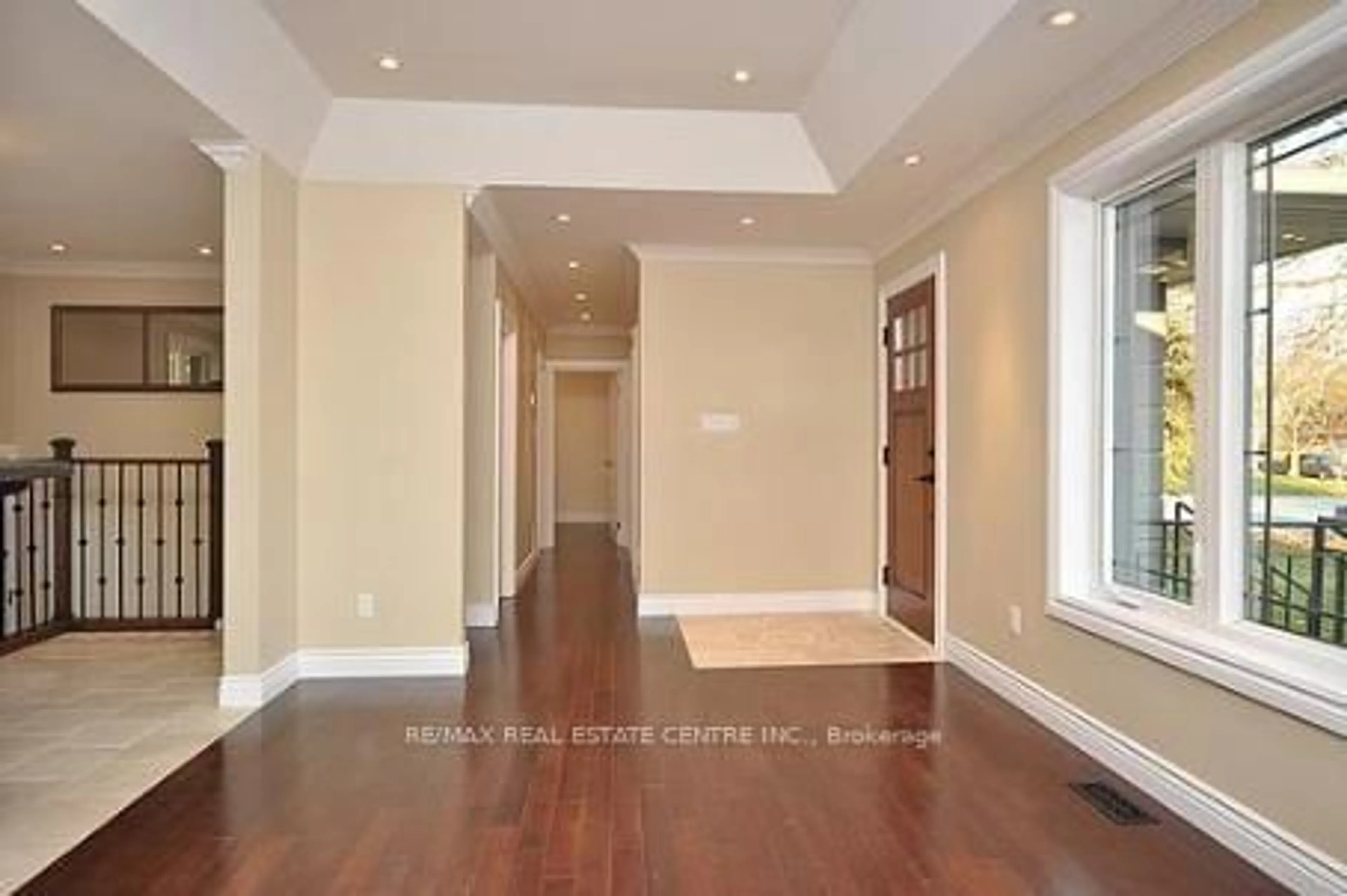 Indoor entryway for 584 Trudale Crt, Oakville Ontario L6L 4H1