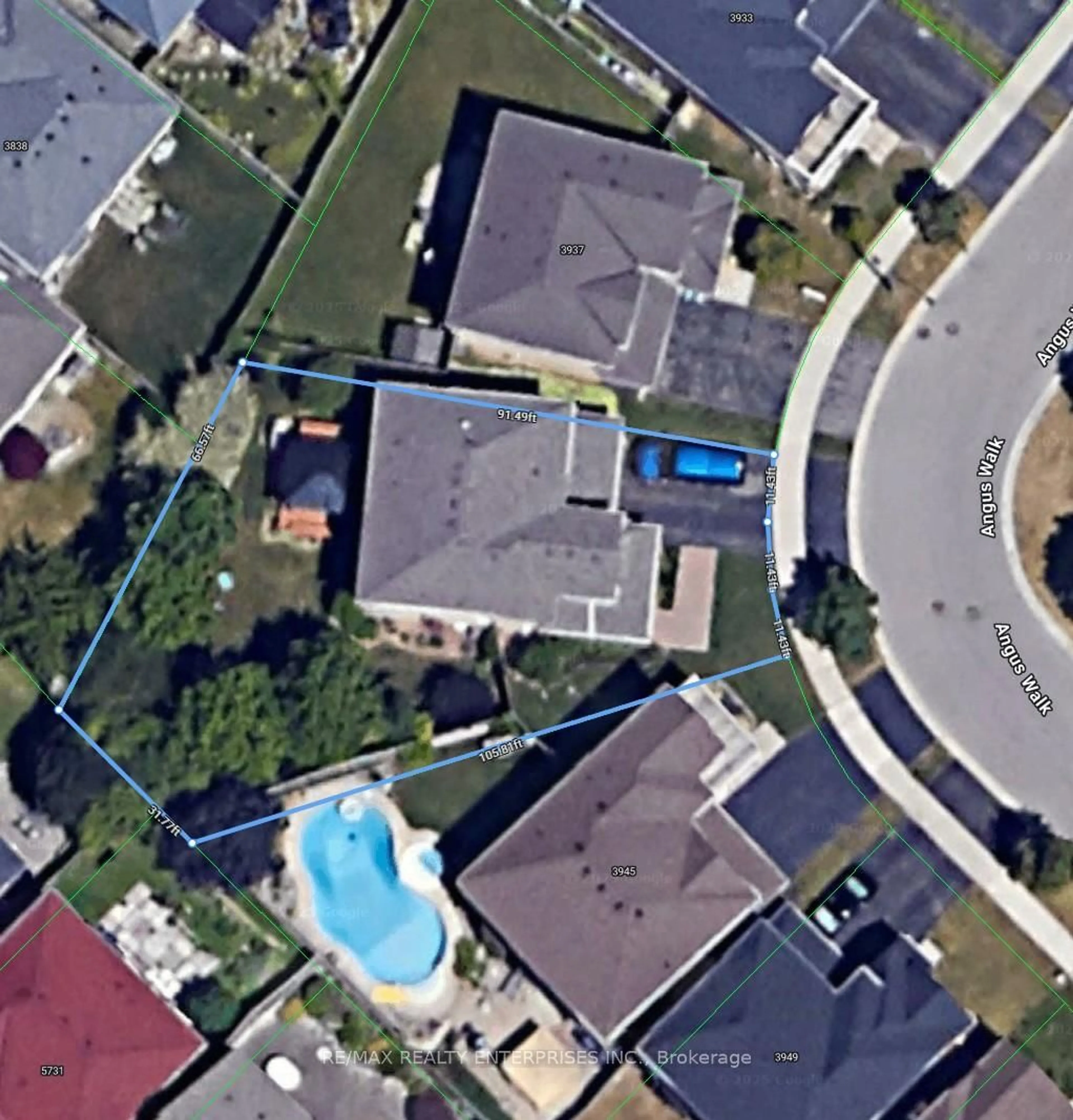 A pic from outside/outdoor area/front of a property/back of a property/a pic from drone, street for 3941 Angus Walk, Mississauga Ontario L5M 7A6