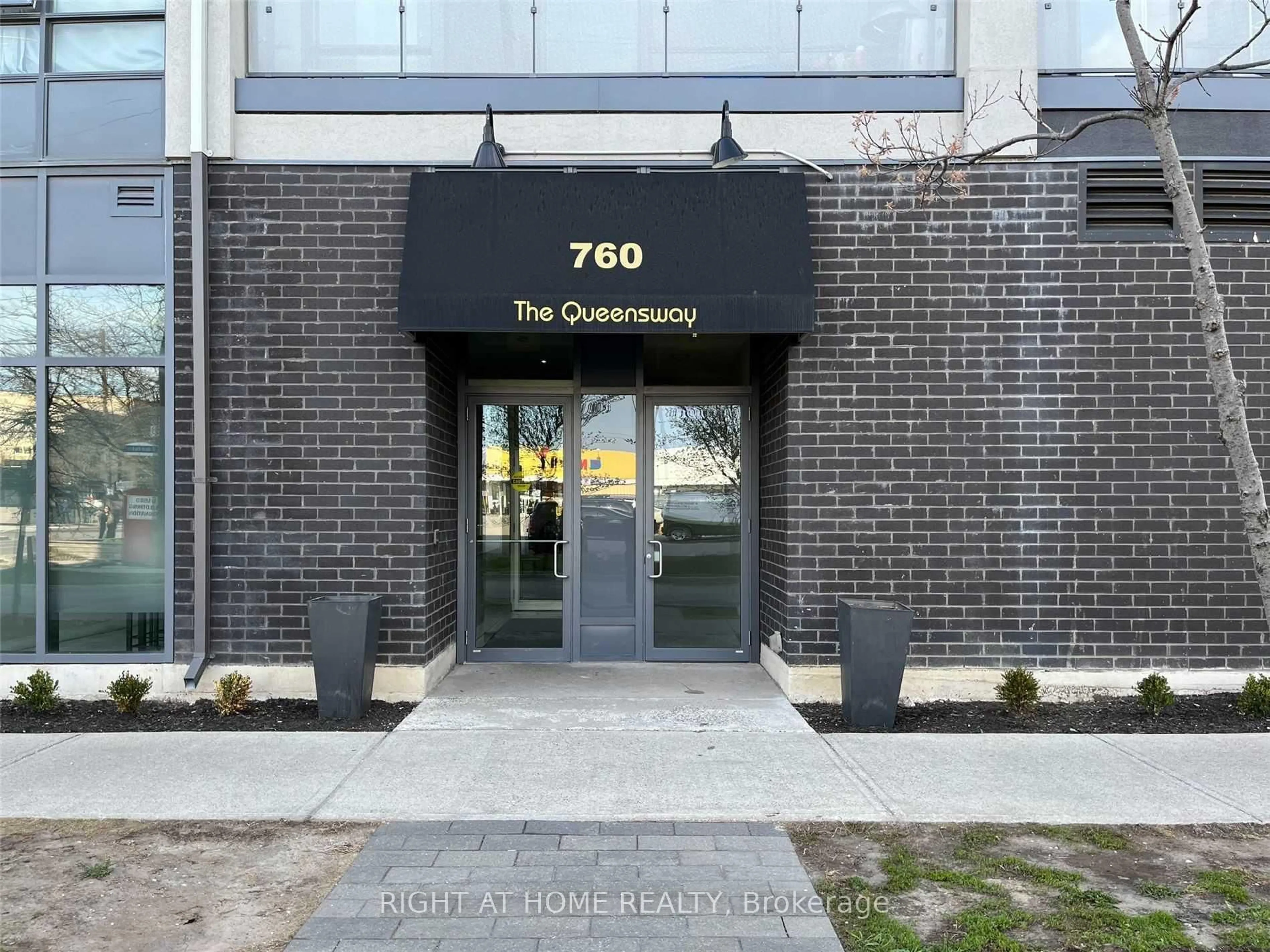 Indoor foyer for 760 The Queensway #410, Toronto Ontario M8Z 0E1
