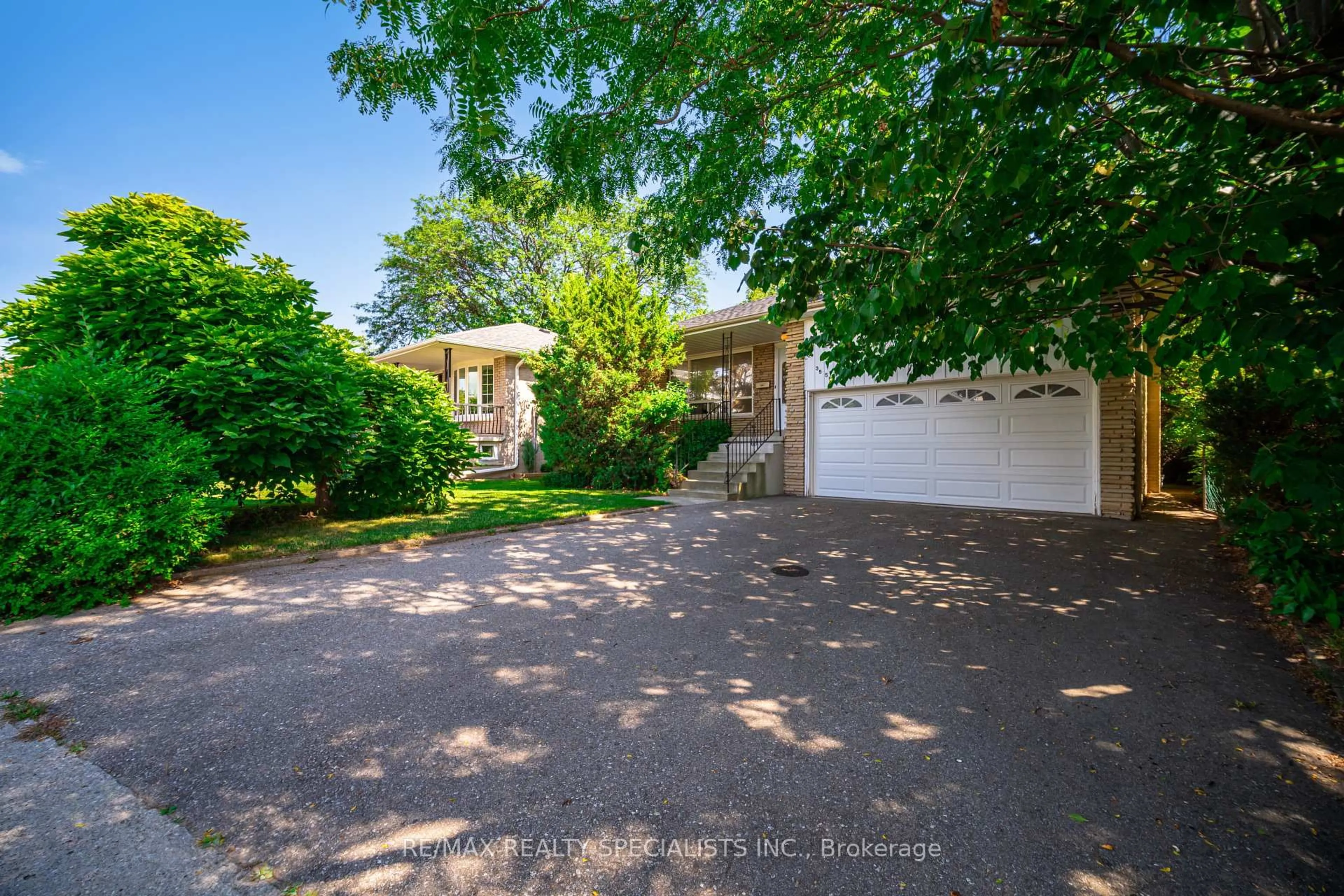 A pic from outside/outdoor area/front of a property/back of a property/a pic from drone, street for 3559 Haven Glenn, Mississauga Ontario L4X 1X6