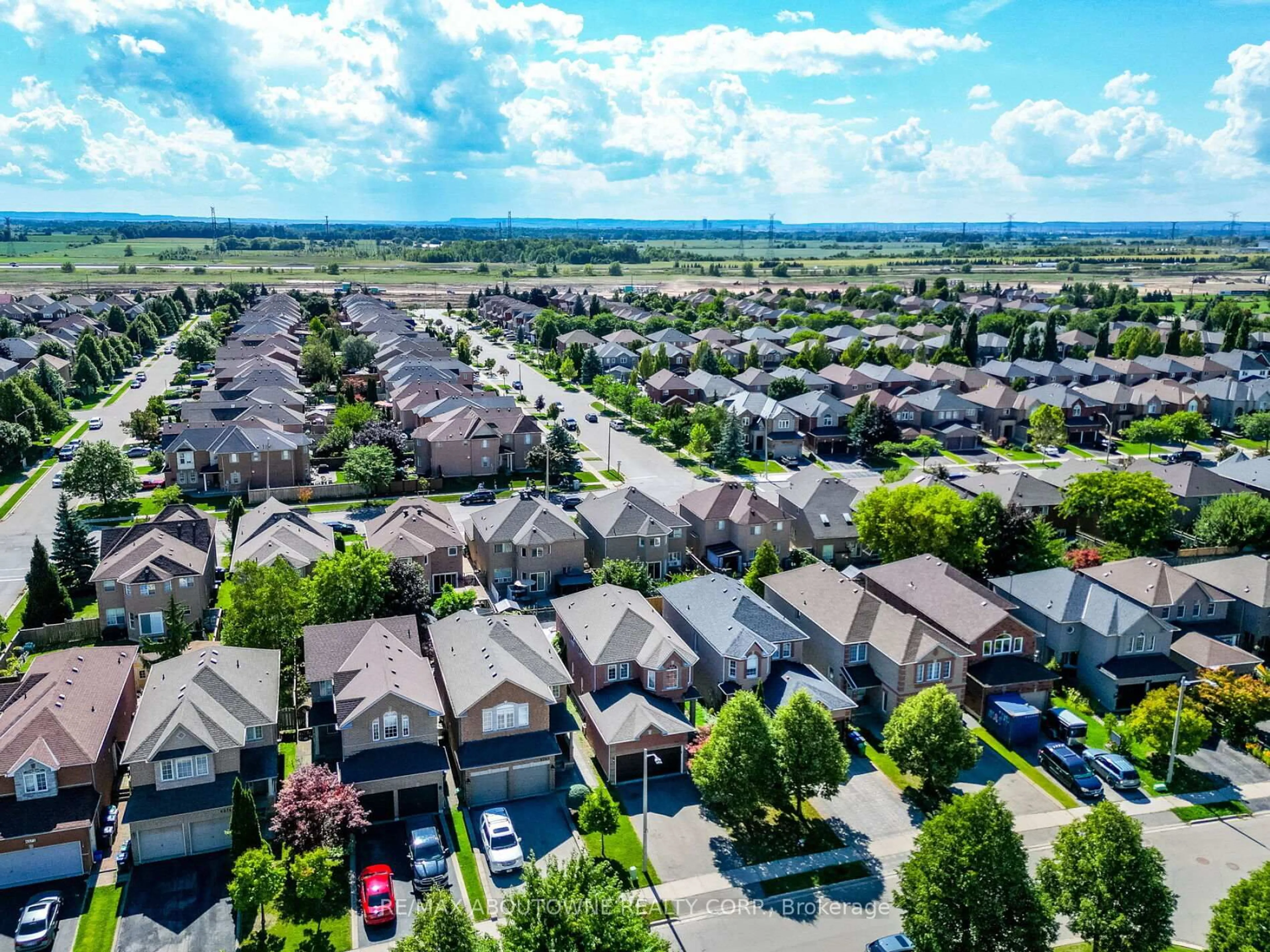 A pic from outside/outdoor area/front of a property/back of a property/a pic from drone, street for 6284 Glen Meadows Rd, Mississauga Ontario L5N 7T9