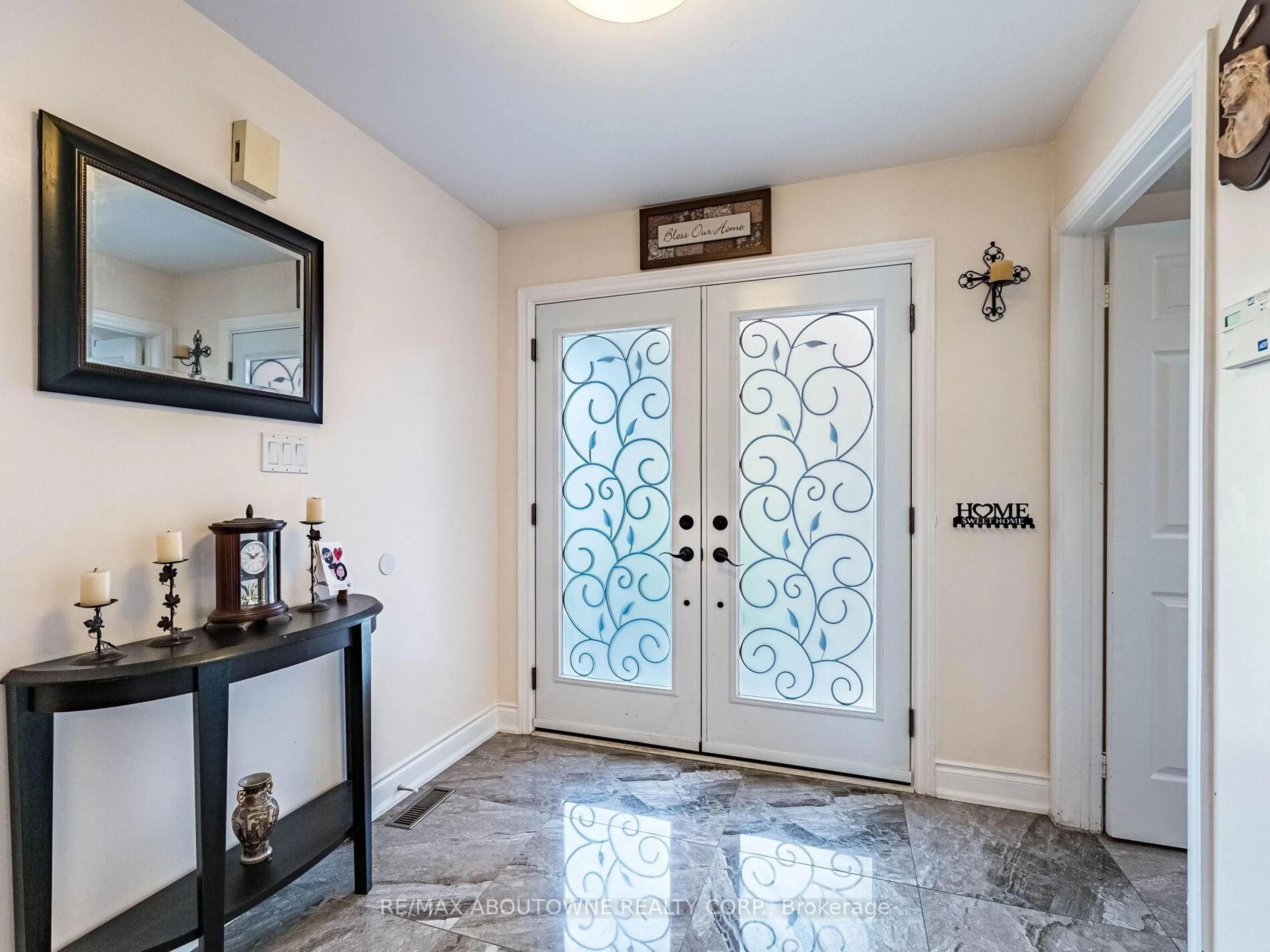 Indoor entryway for 6284 Glen Meadows Rd, Mississauga Ontario L5N 7T9