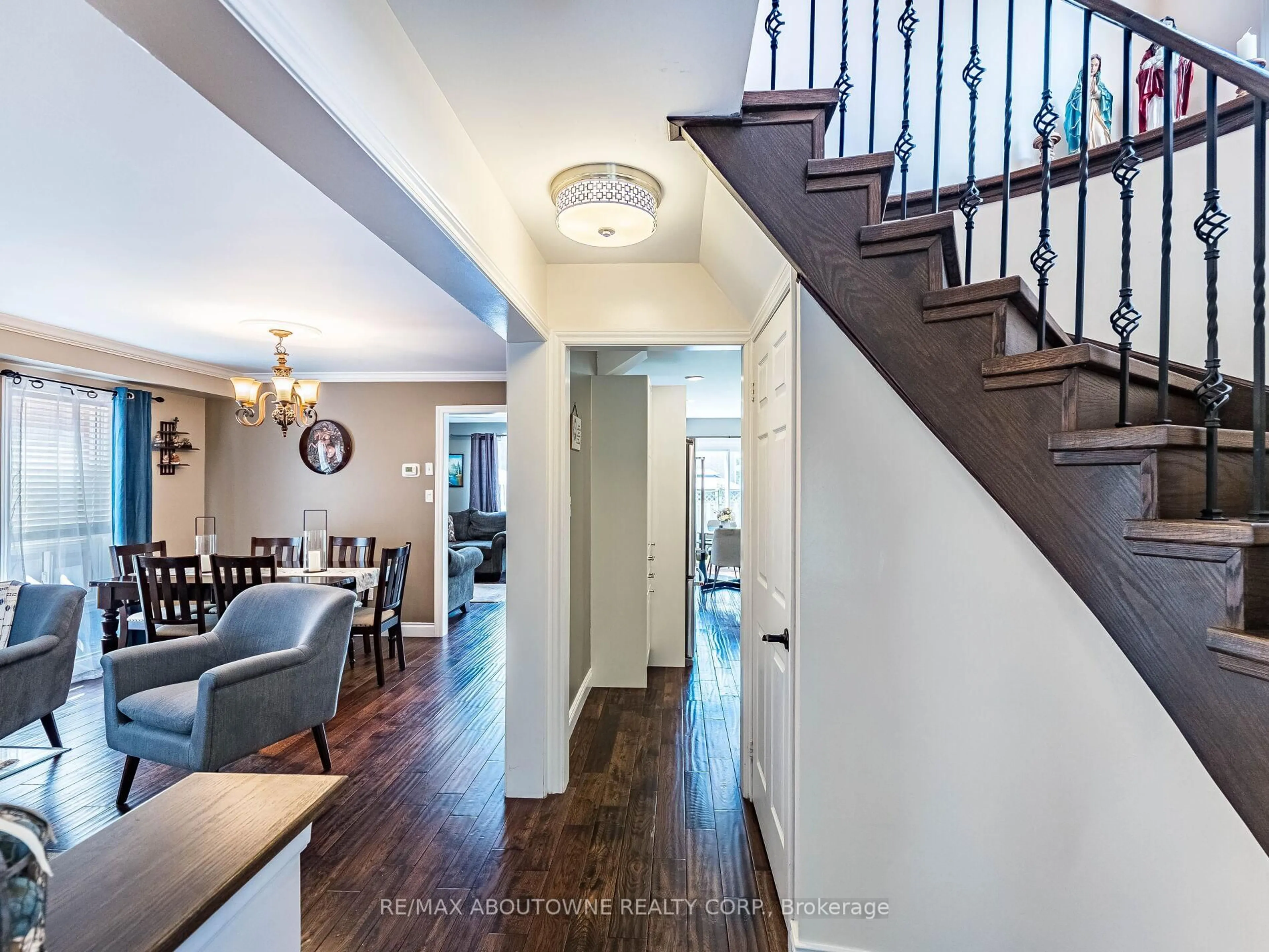 Indoor entryway for 6284 Glen Meadows Rd, Mississauga Ontario L5N 7T9