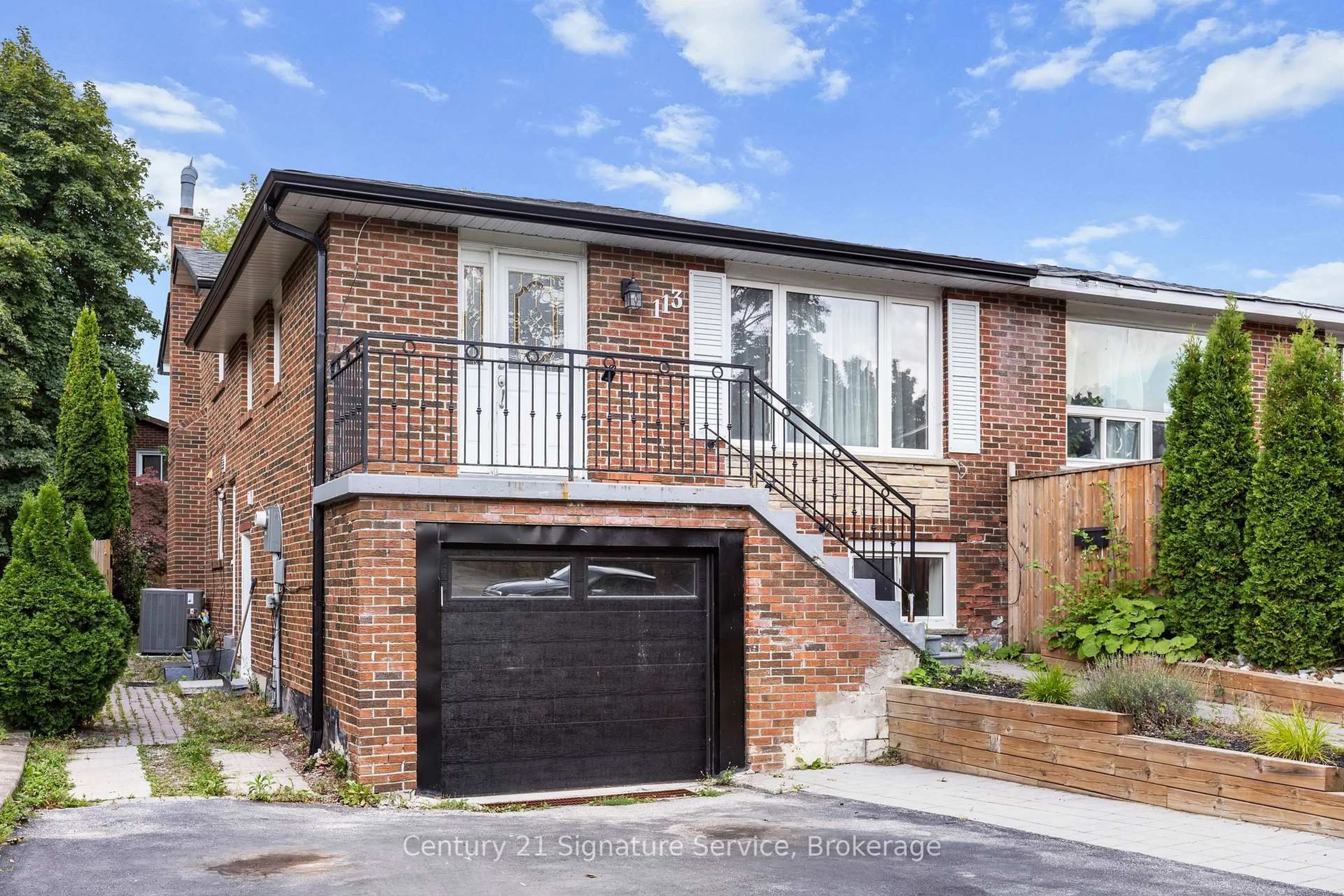 Home with brick exterior material, street for 113 Mill St, Brampton Ontario L6X 2N8
