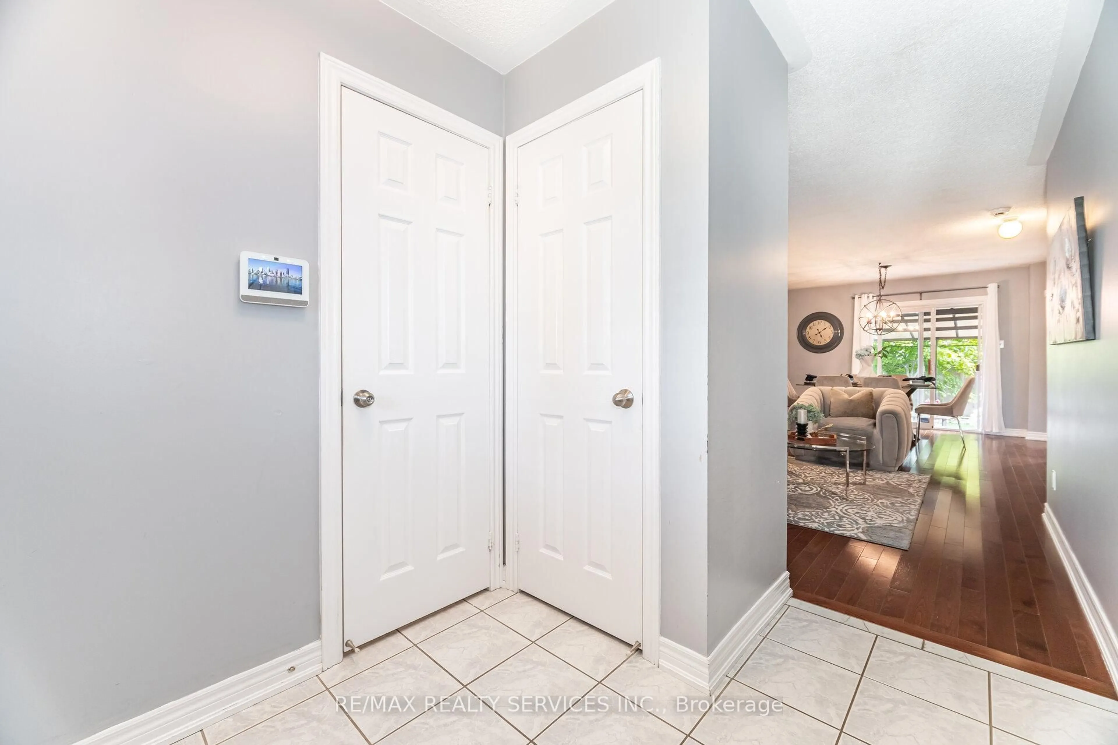 Indoor entryway for 123 Farthingale Cres, Brampton Ontario L7A 1W9