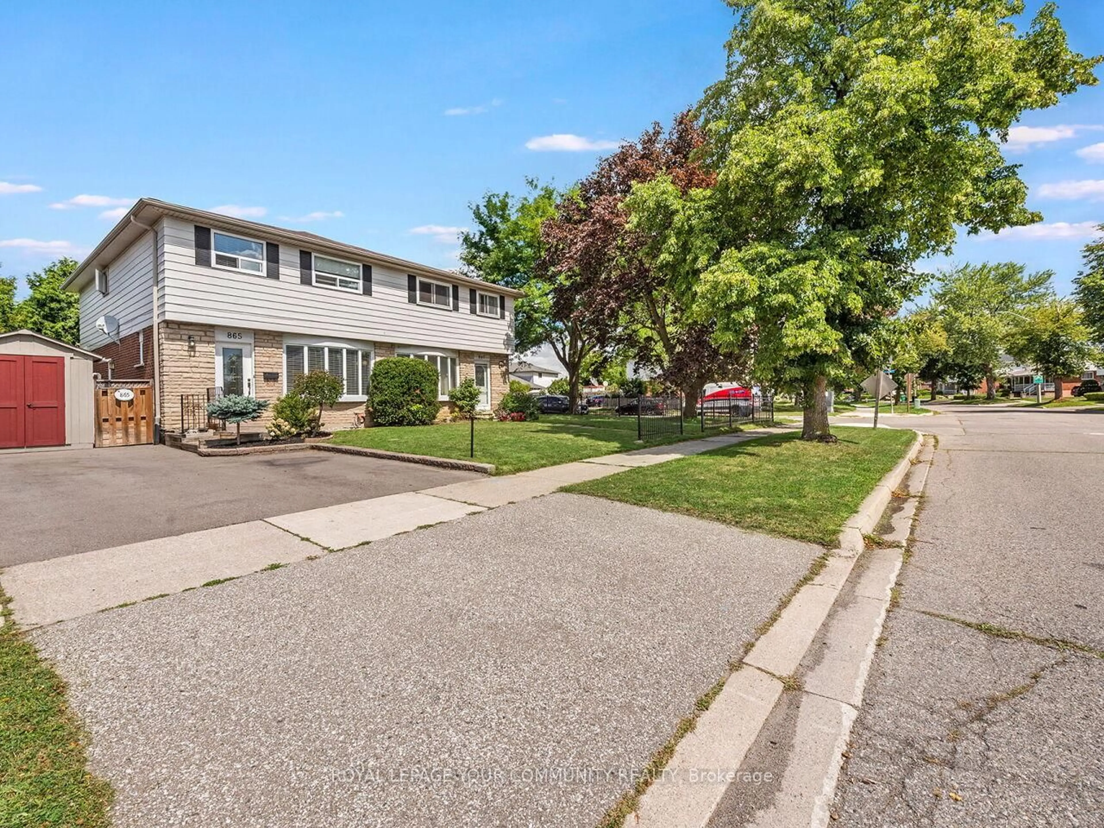 A pic from outside/outdoor area/front of a property/back of a property/a pic from drone, street for 865 Flagship Dr, Mississauga Ontario L4Y 2J5