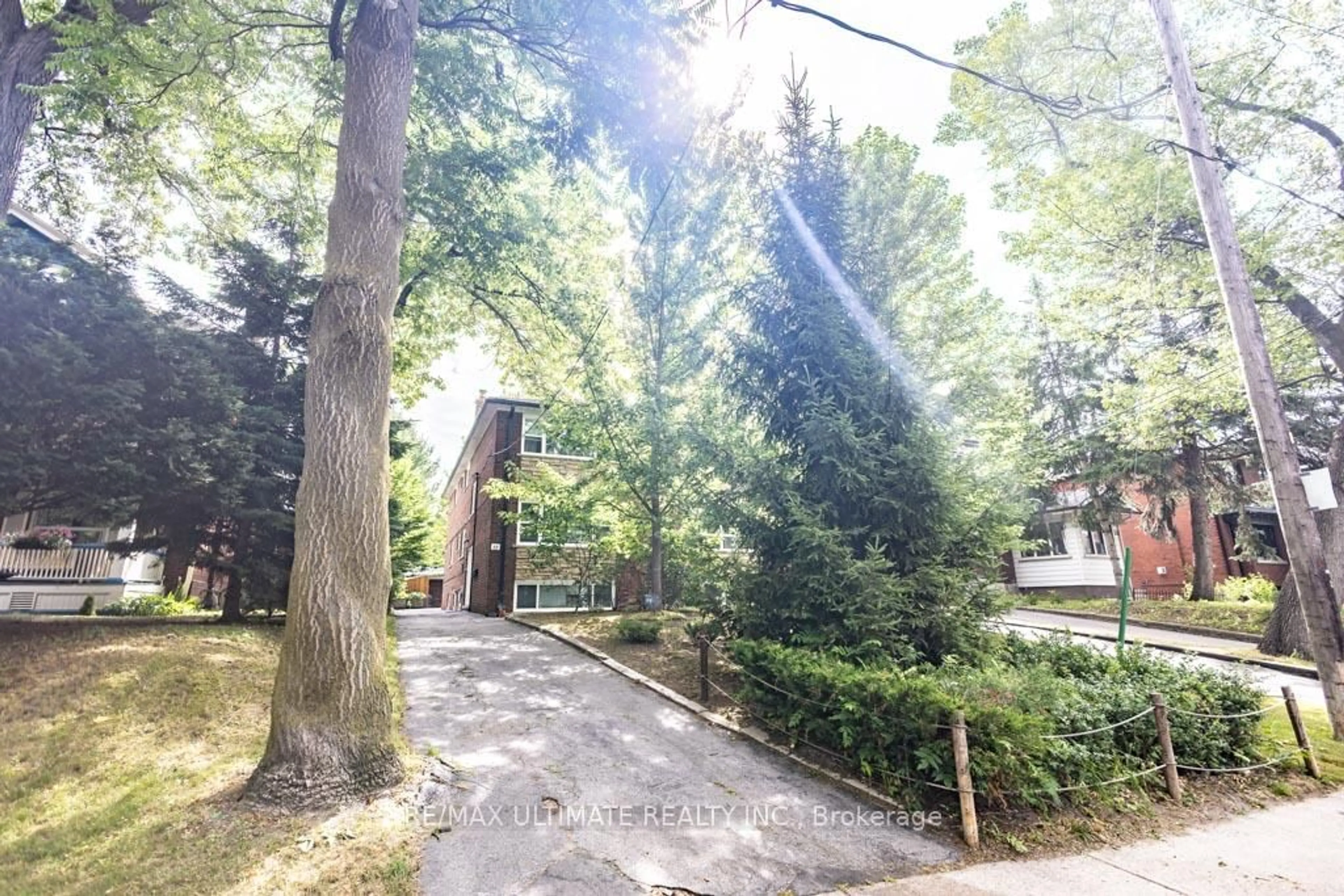A pic from outside/outdoor area/front of a property/back of a property/a pic from drone, forest/trees view for 39 Laws St, Toronto Ontario M6P 2Y8