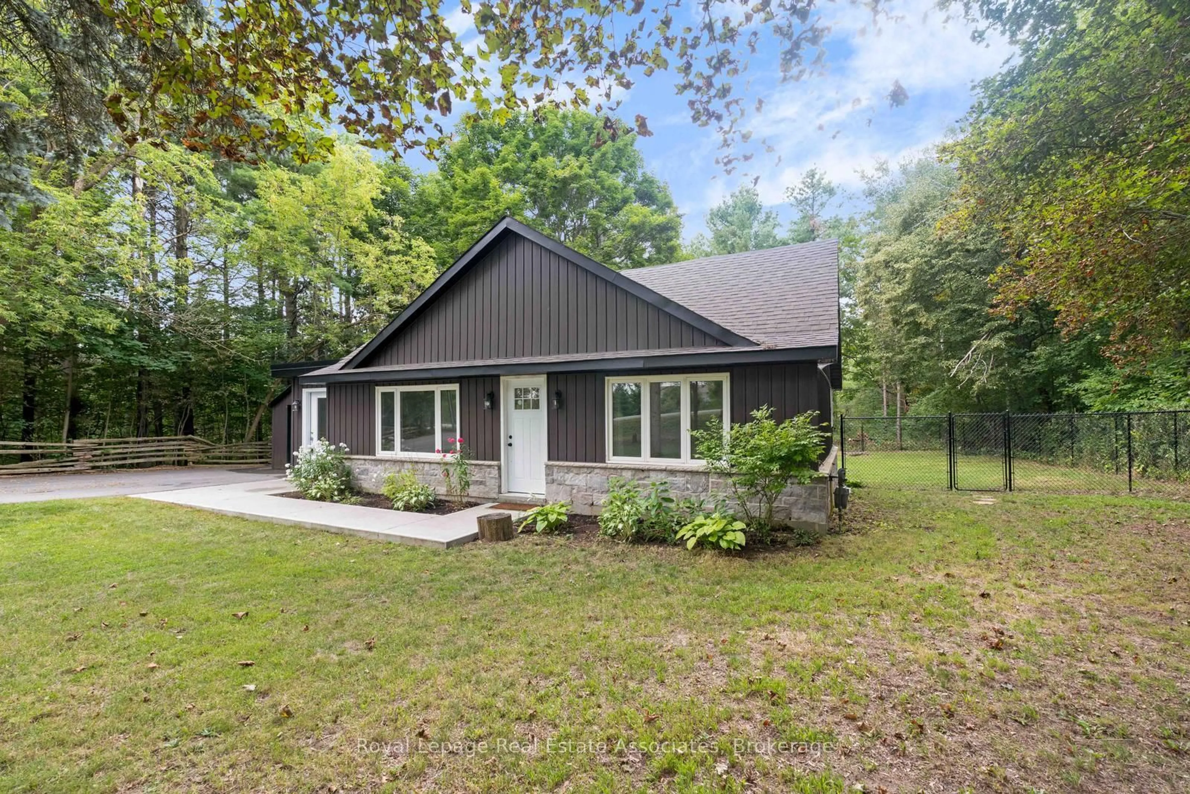 Home with vinyl exterior material, street for 20194 MAIN St, Caledon Ontario L7K 1P7