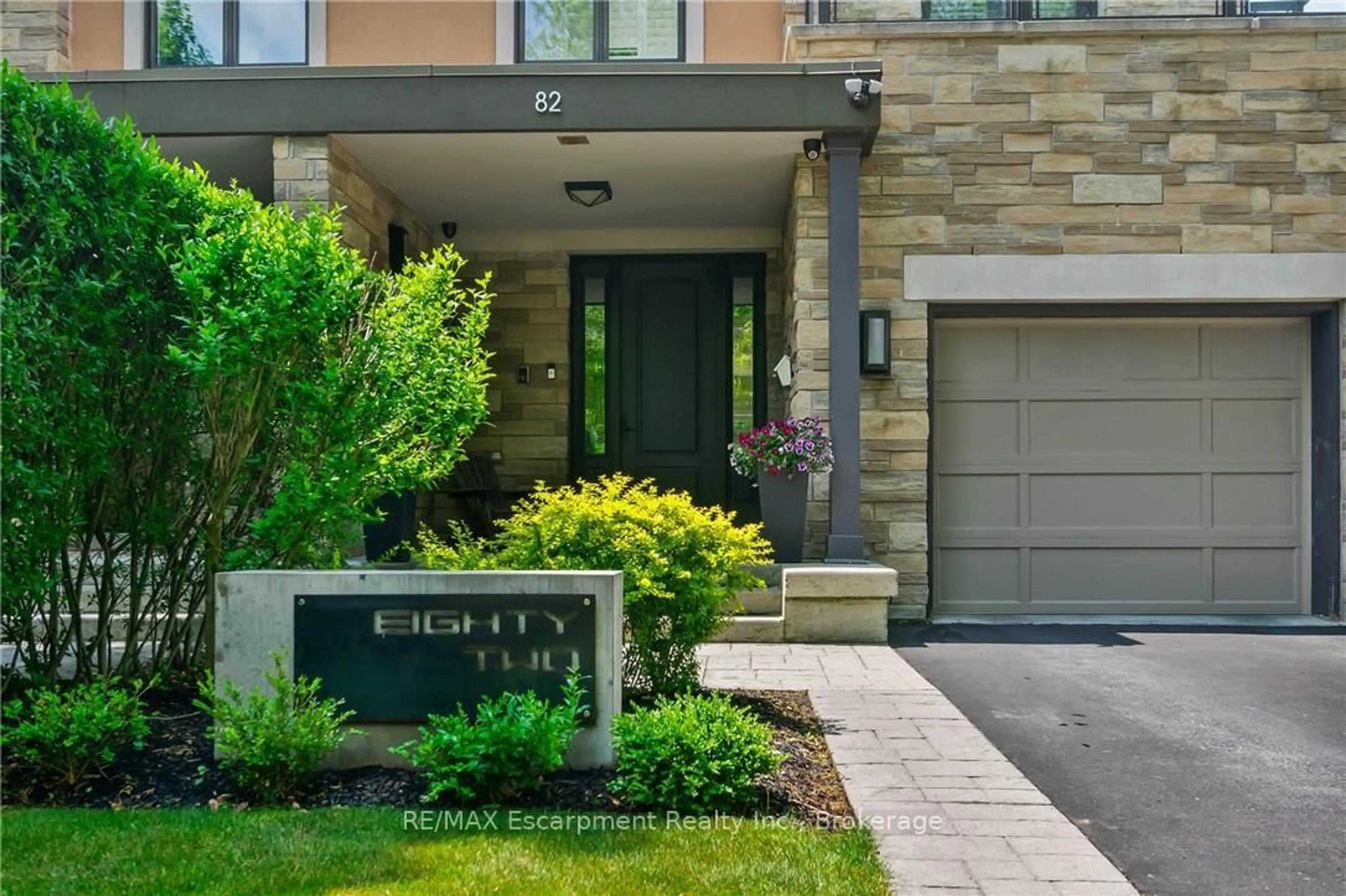 Indoor entryway for 82 Brant St, Oakville Ontario L6K 2Z6