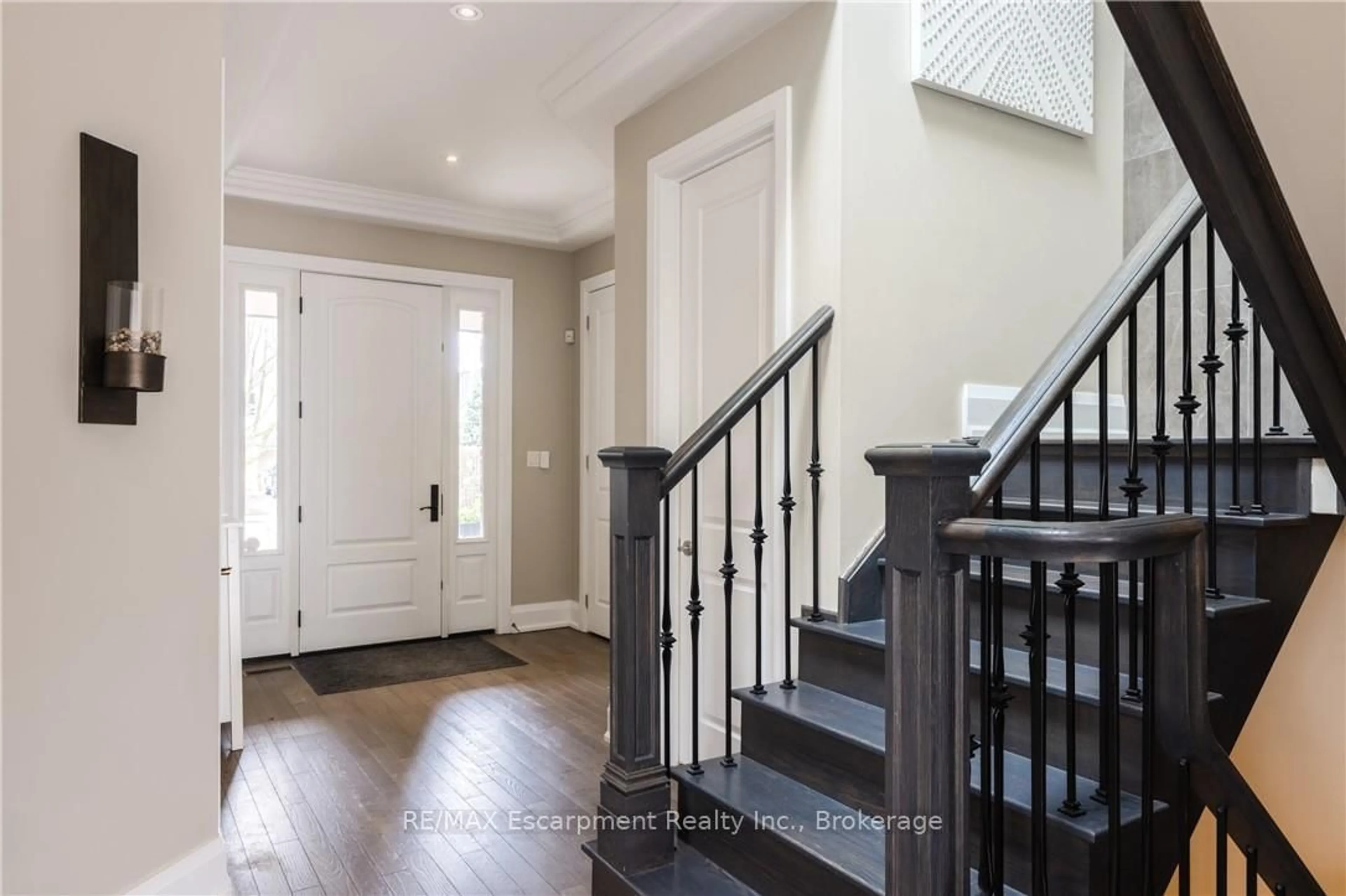 Indoor entryway for 82 Brant St, Oakville Ontario L6K 2Z6