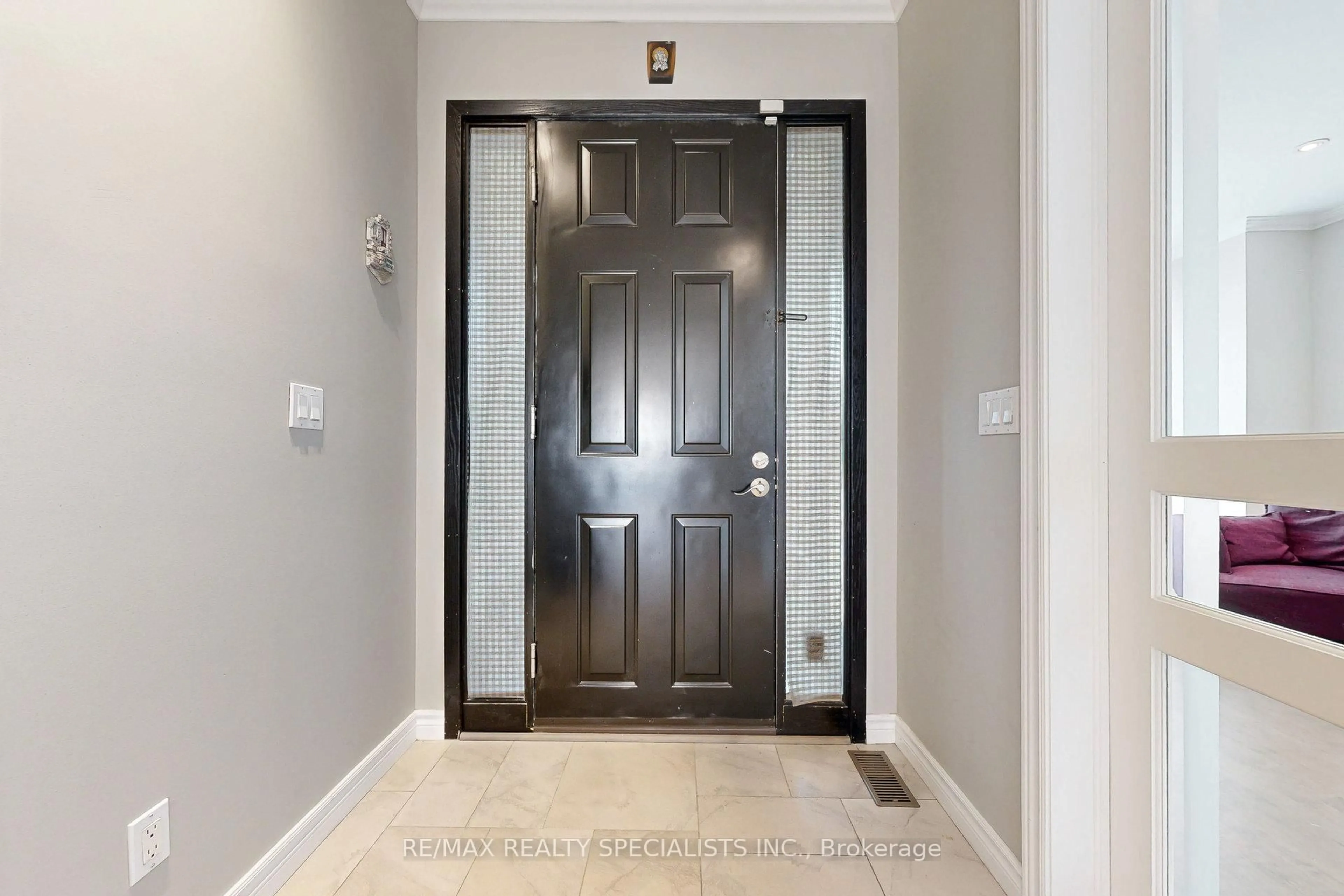 Indoor entryway for 3205 Rolling Stone Crt, Mississauga Ontario L5B 1V8