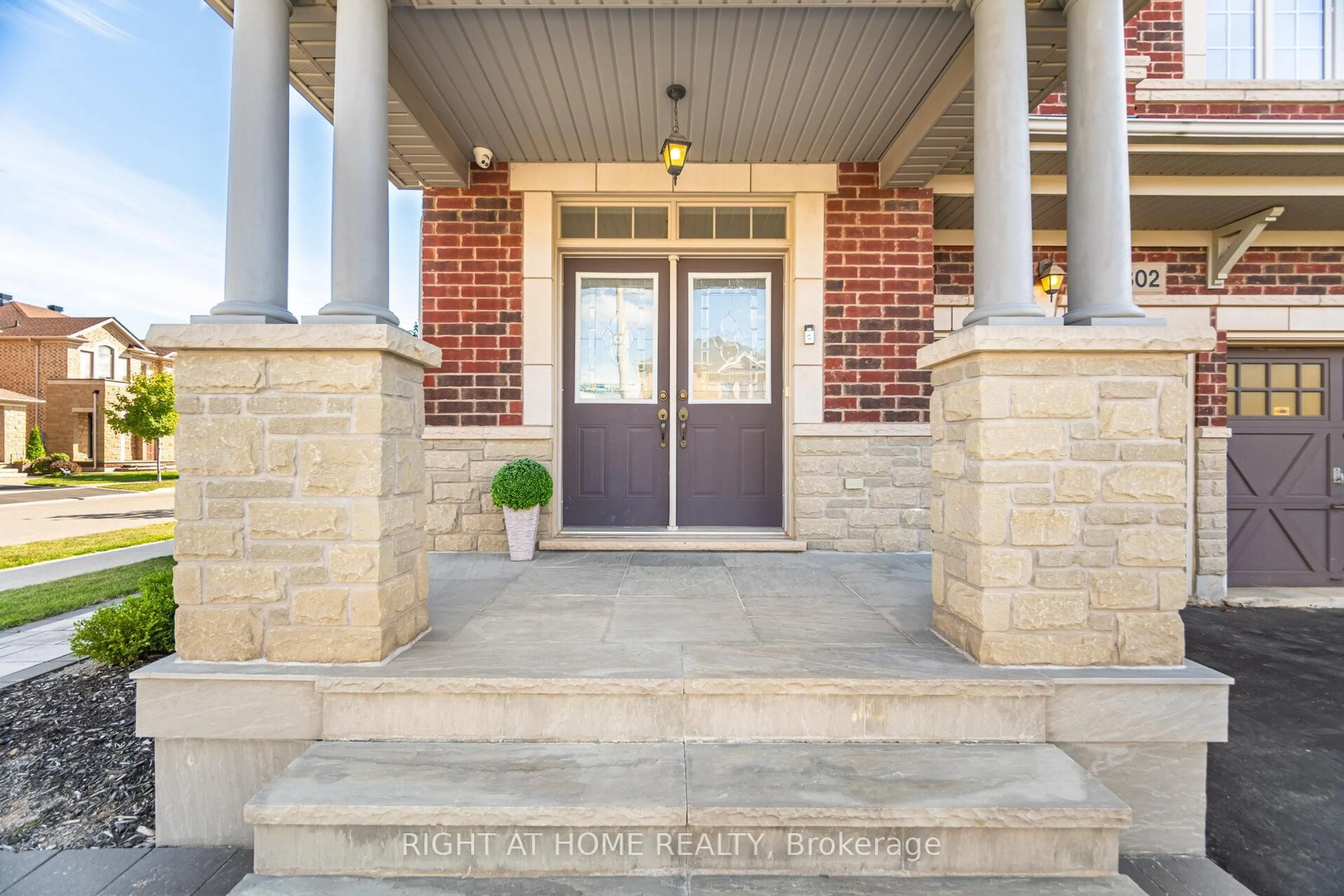 Indoor entryway for 3302 Granite Gate, Burlington Ontario L7M 0L7