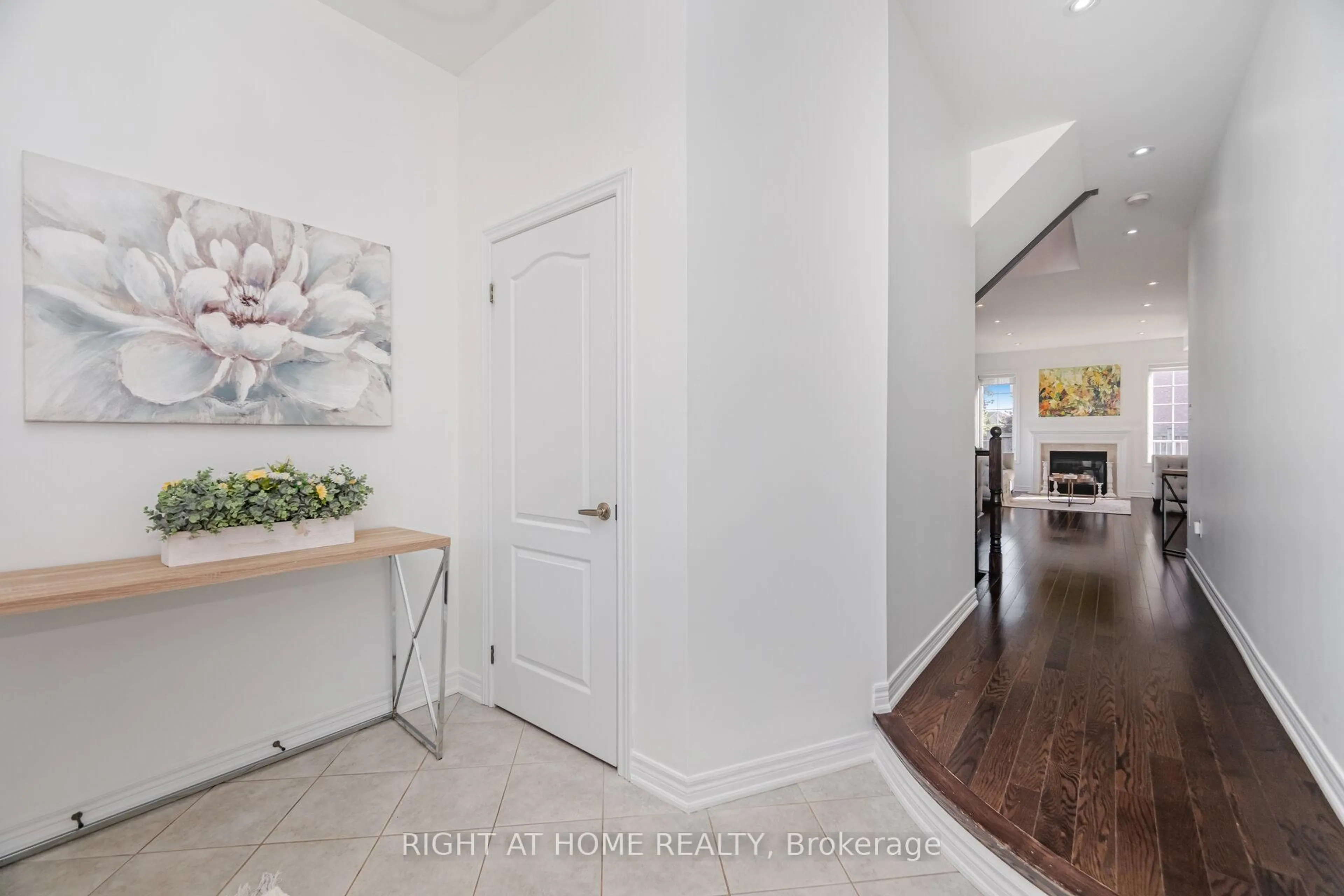 Indoor entryway for 3302 Granite Gate, Burlington Ontario L7M 0L7