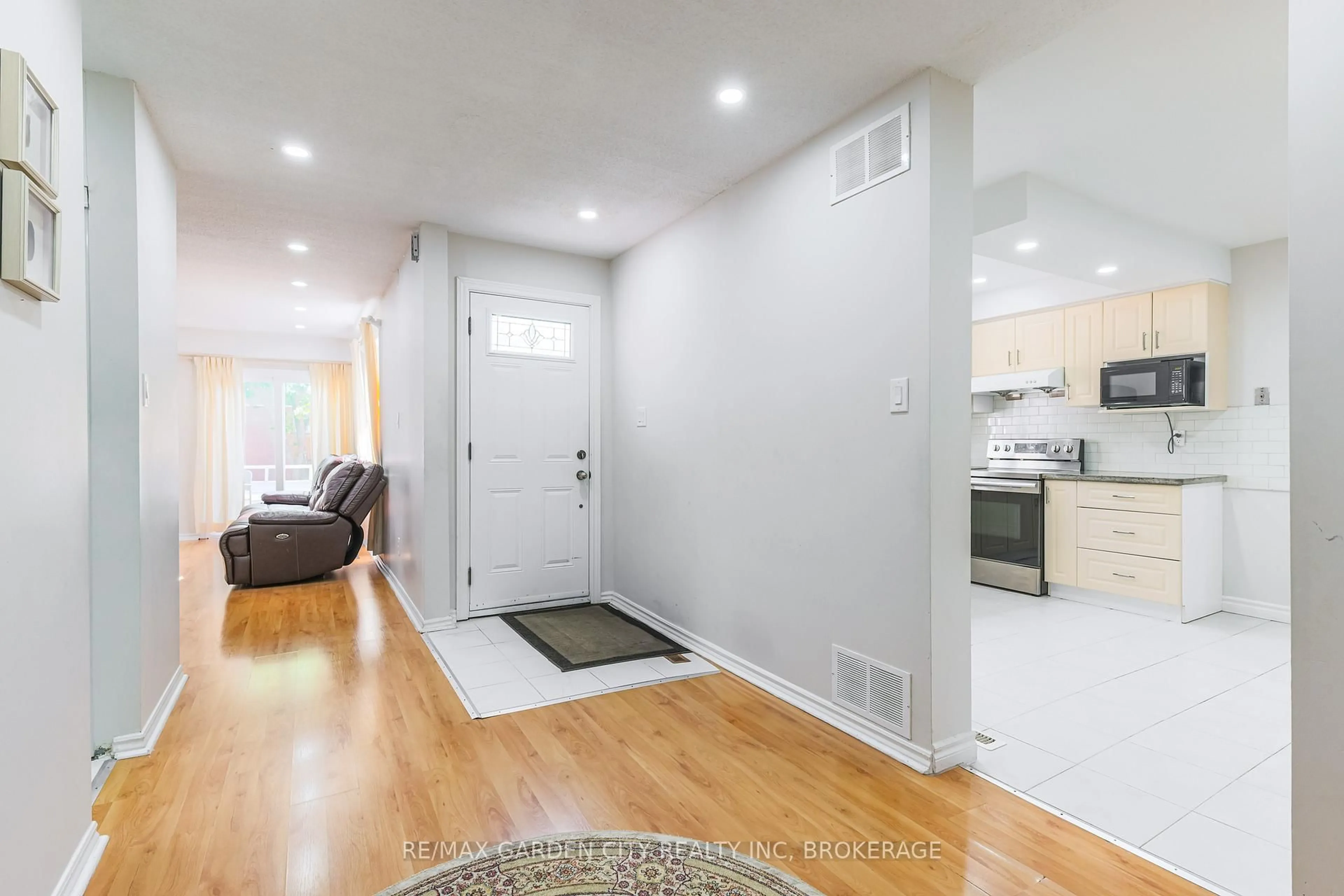 Indoor entryway for 1172 Kos Blvd, Mississauga Ontario L5J 4L7