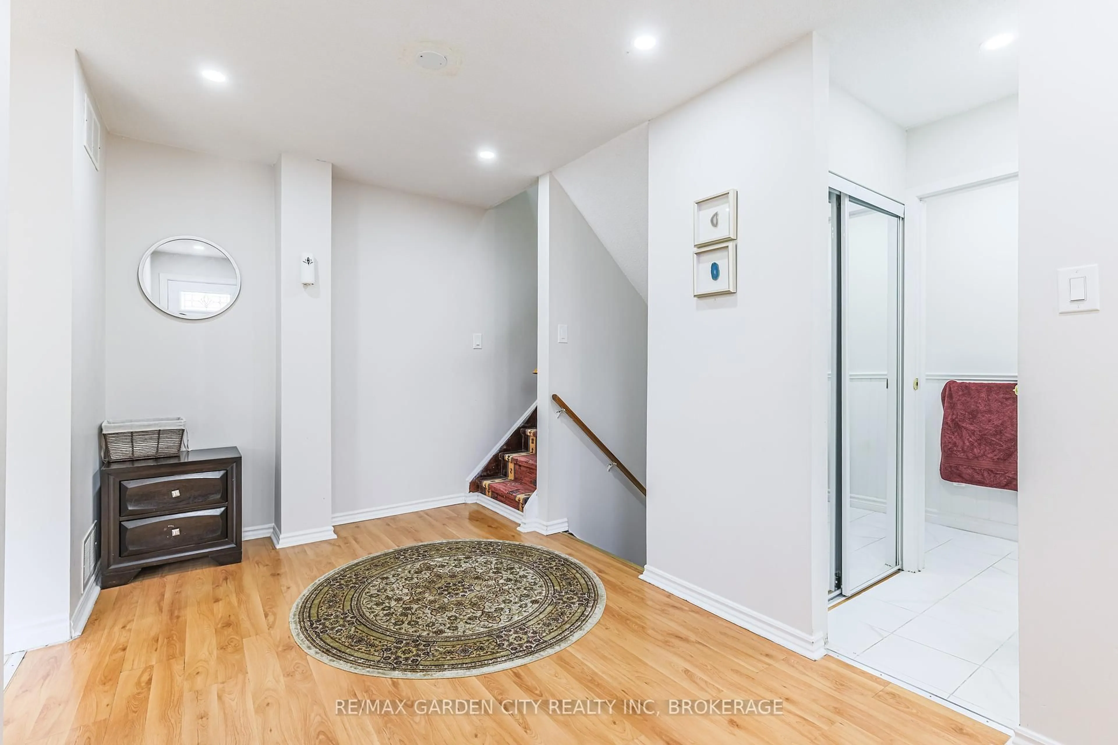 Indoor entryway for 1172 Kos Blvd, Mississauga Ontario L5J 4L7