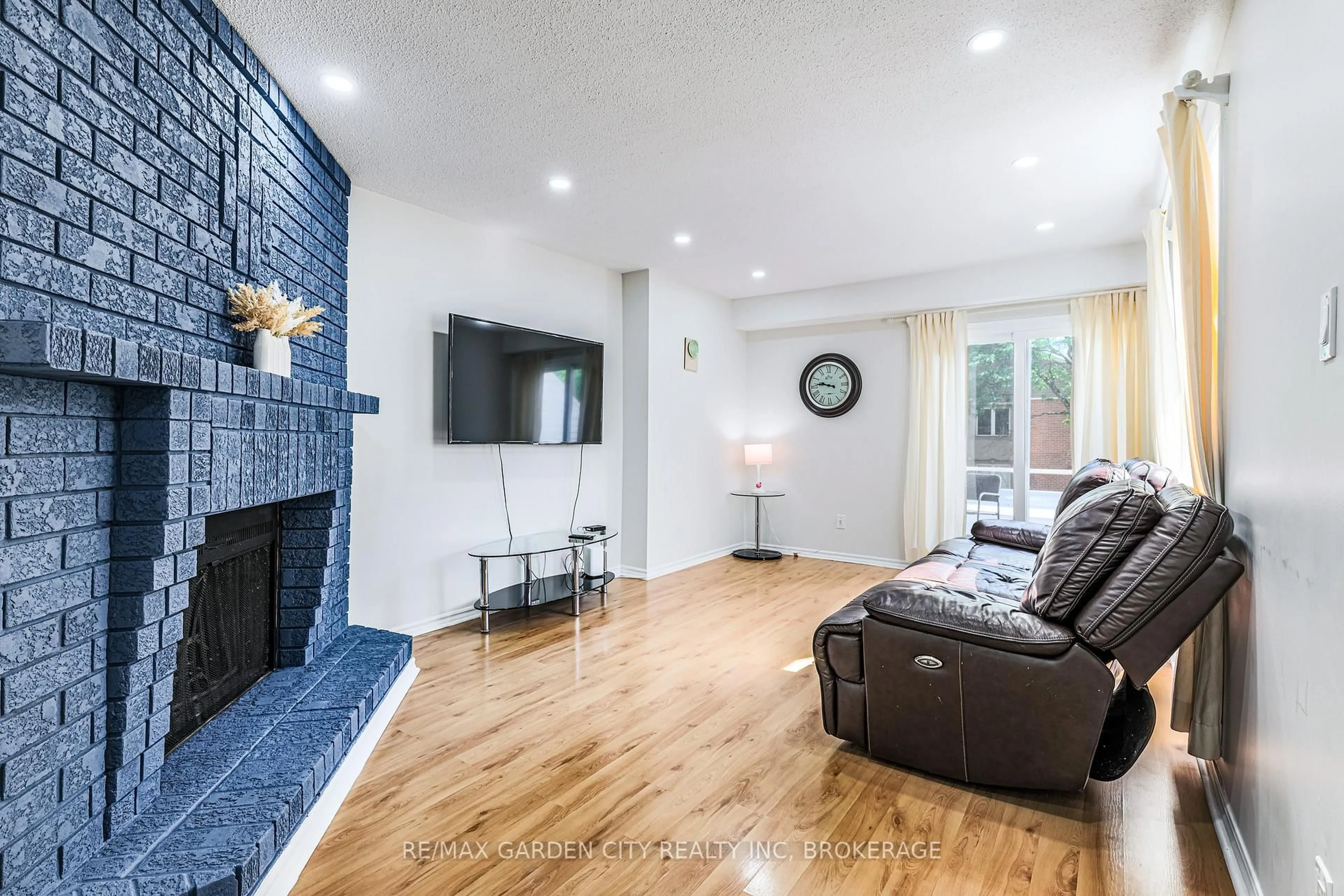 Living room with furniture, unknown for 1172 Kos Blvd, Mississauga Ontario L5J 4L7