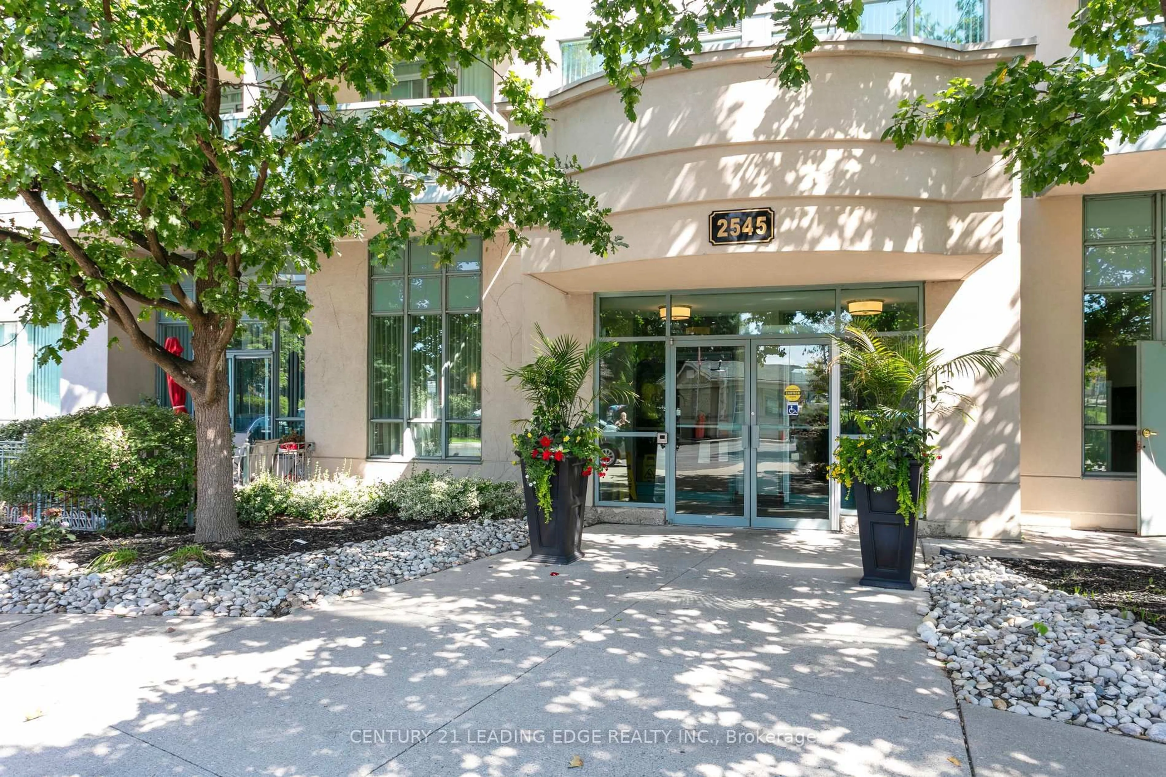 Indoor foyer for 2545 Erin Centre Blvd #1111, Mississauga Ontario L5M 6Z9