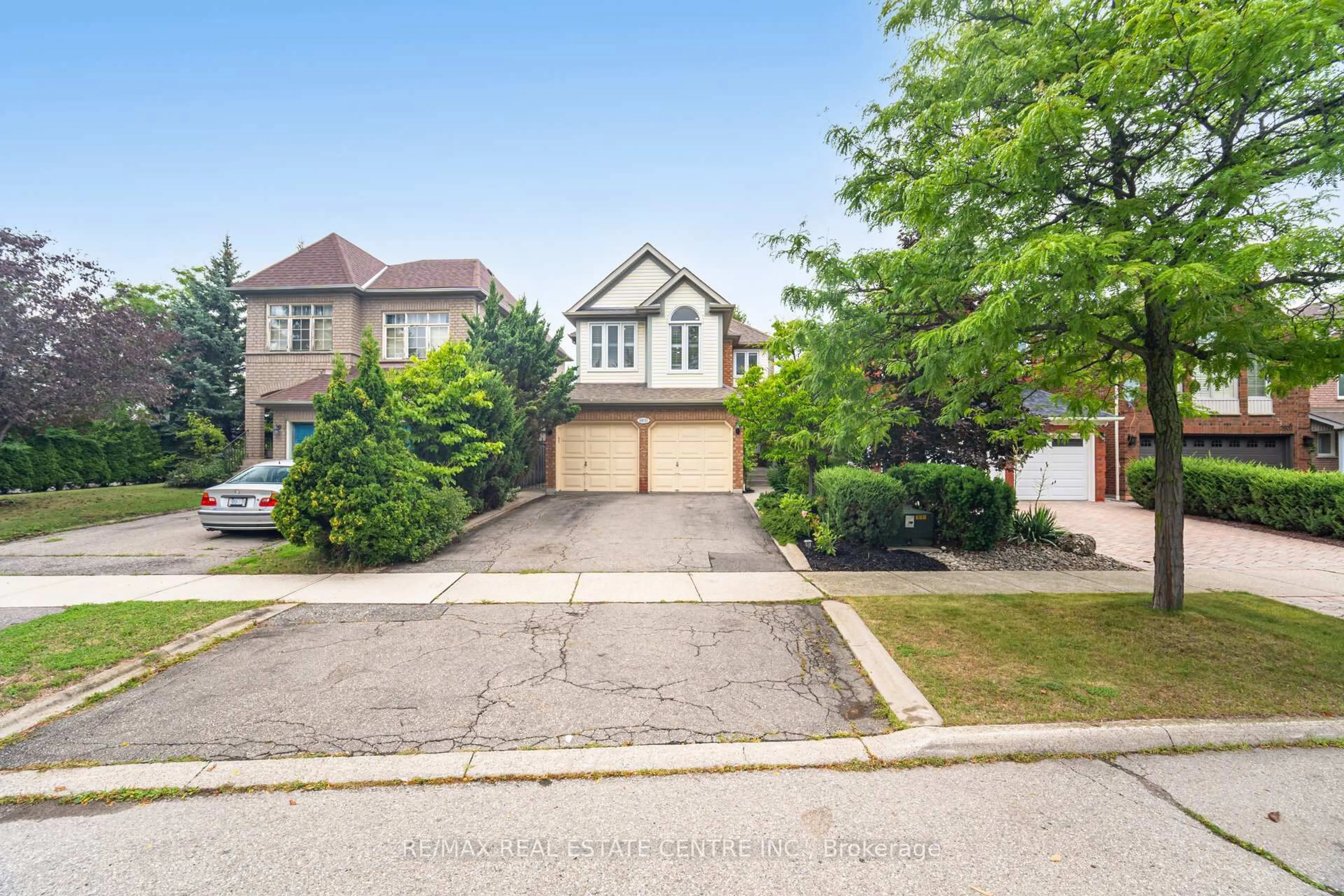 A pic from outside/outdoor area/front of a property/back of a property/a pic from drone, street for 2931 Gardenview Cres, Mississauga Ontario L5M 5T3