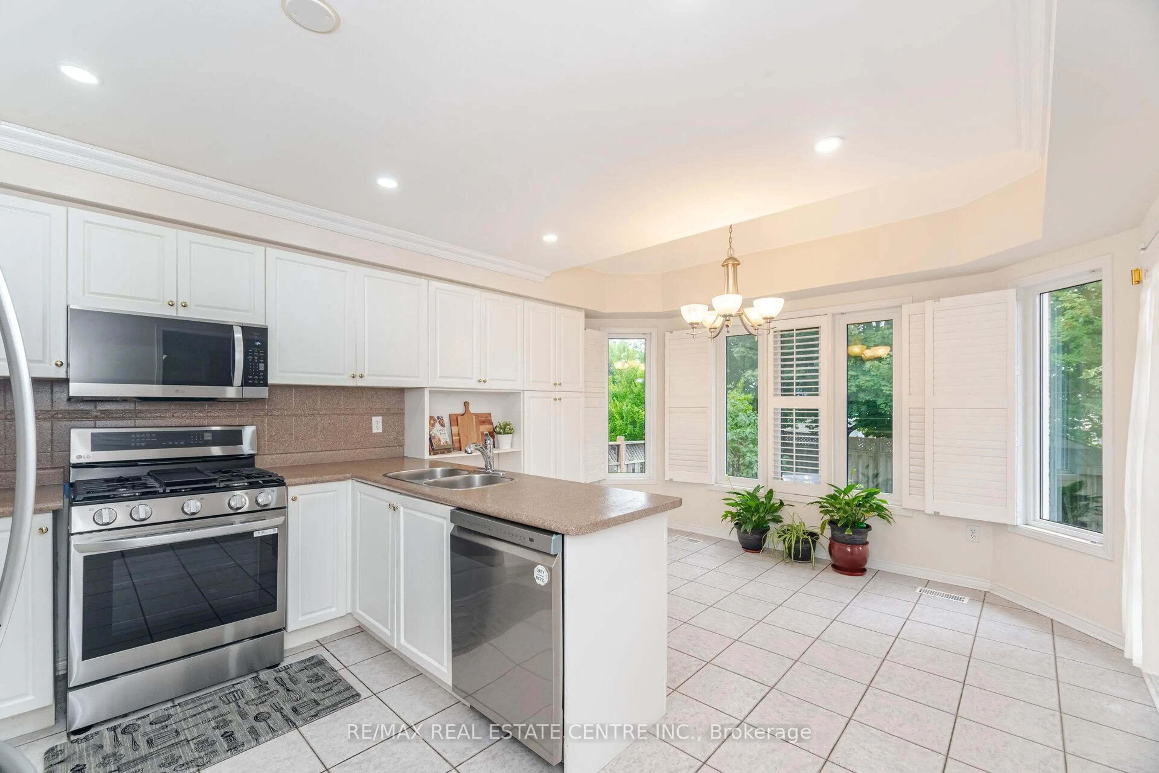 Open concept kitchen, ceramic/tile floor for 2931 Gardenview Cres, Mississauga Ontario L5M 5T3