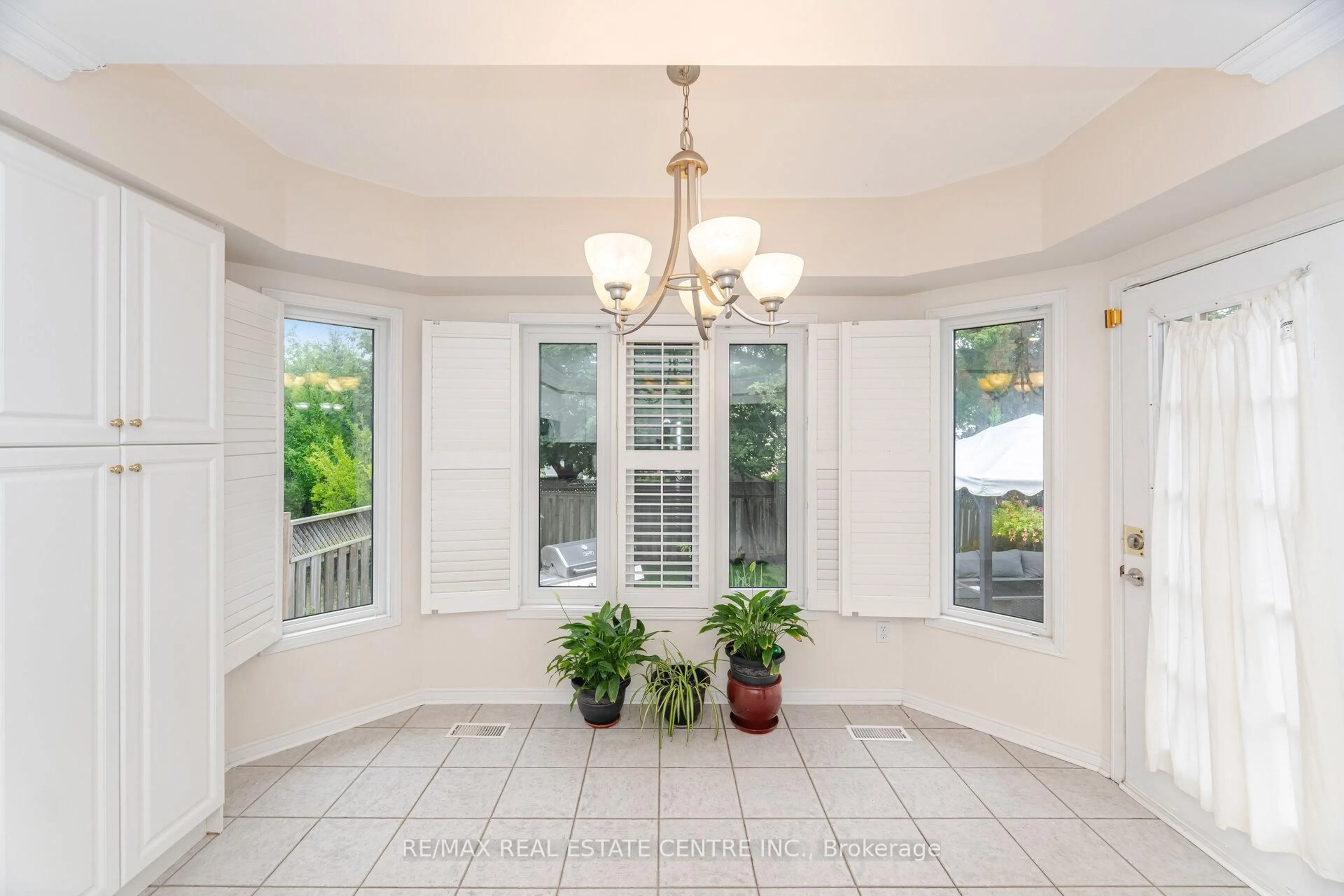 Indoor foyer for 2931 Gardenview Cres, Mississauga Ontario L5M 5T3