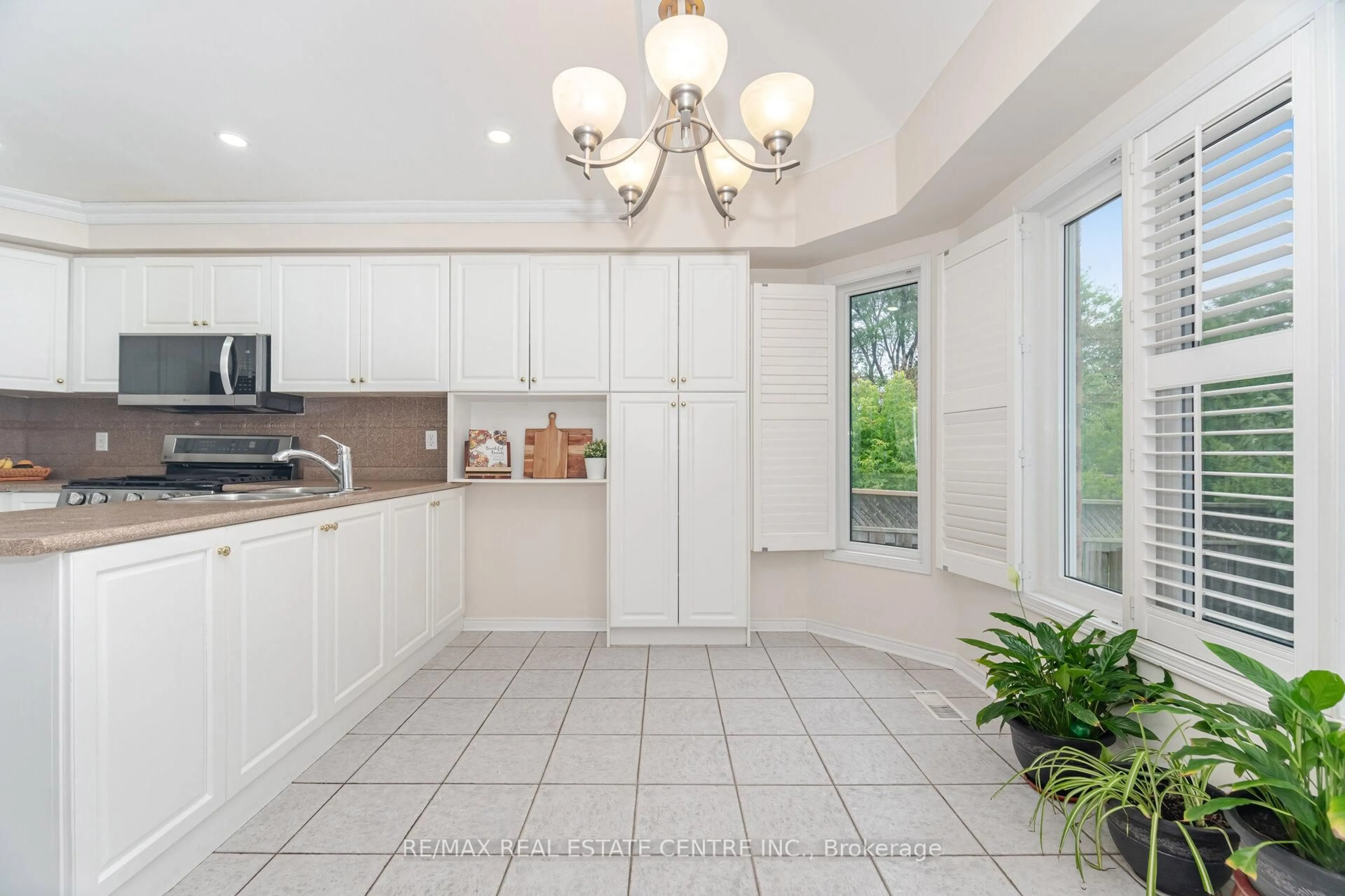 Open concept kitchen, ceramic/tile floor for 2931 Gardenview Cres, Mississauga Ontario L5M 5T3