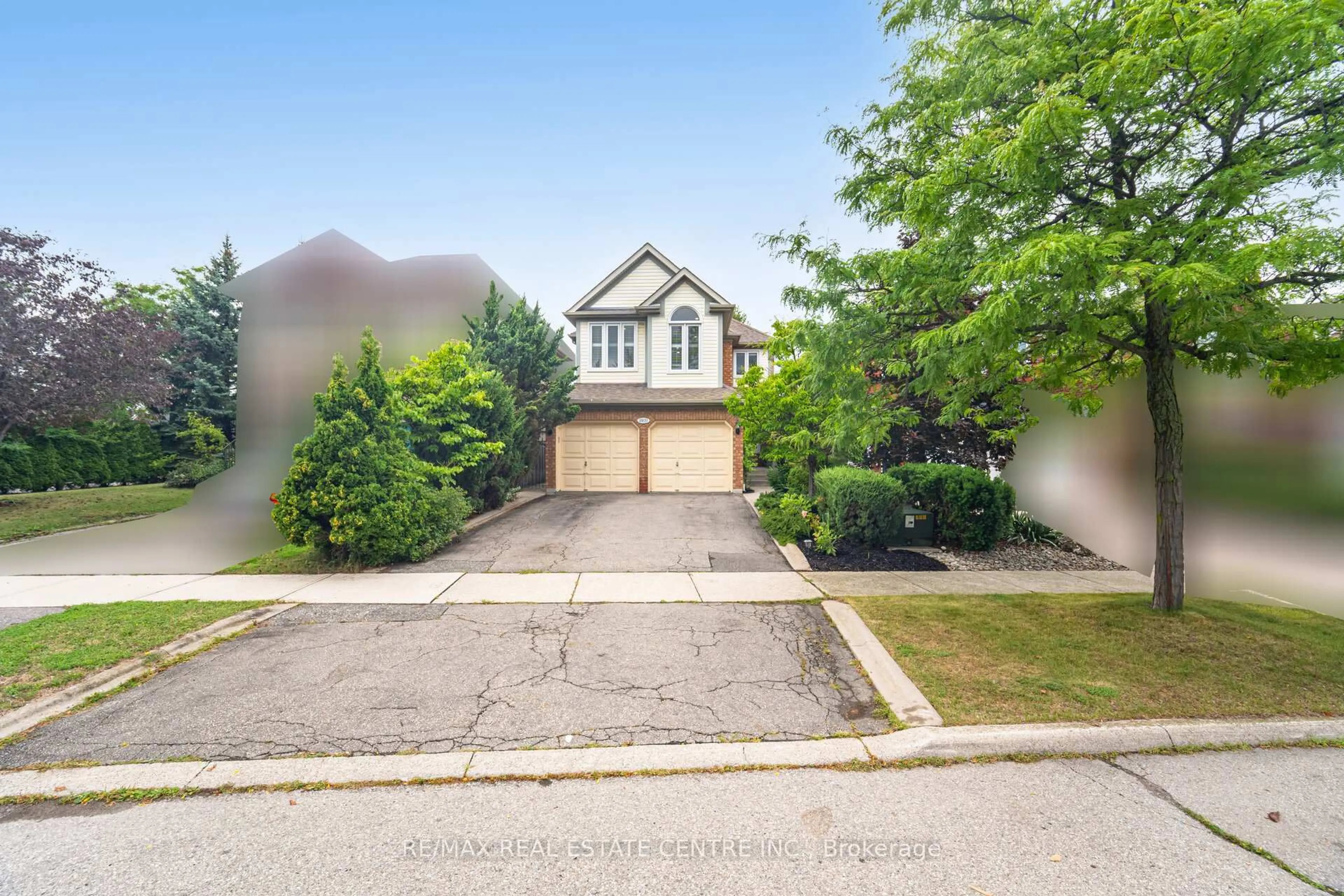 A pic from outside/outdoor area/front of a property/back of a property/a pic from drone, street for 2931 Gardenview Cres, Mississauga Ontario L5M 5T3