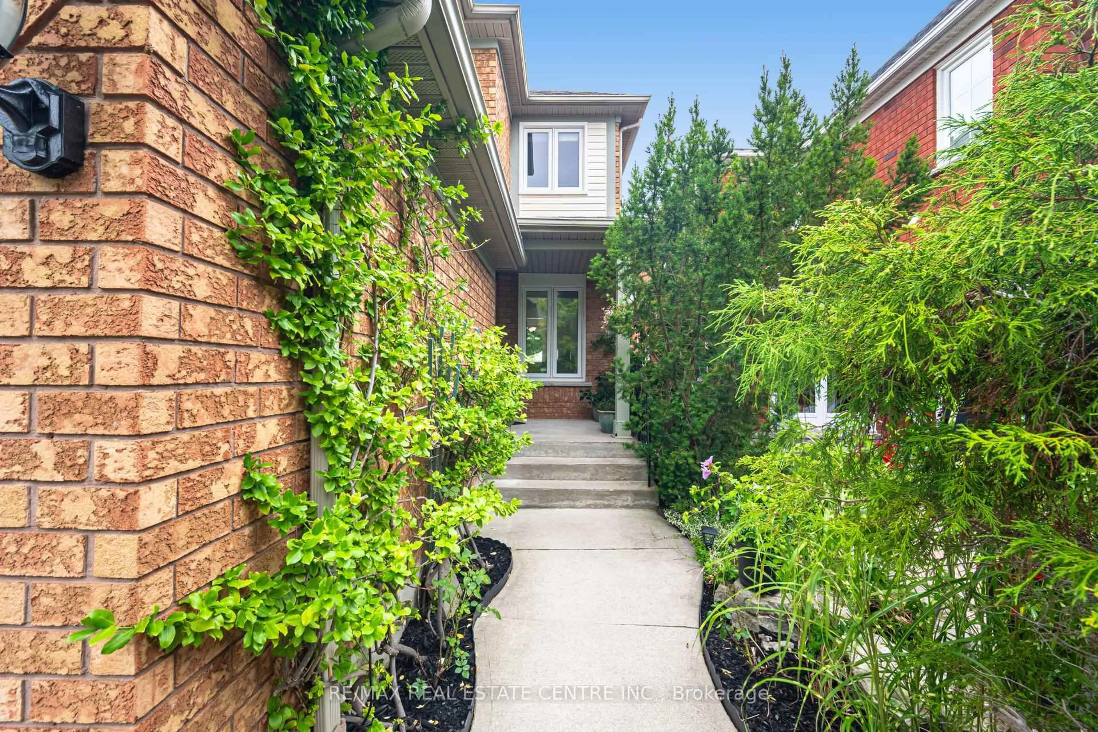 Home with brick exterior material, street for 2931 Gardenview Cres, Mississauga Ontario L5M 5T3