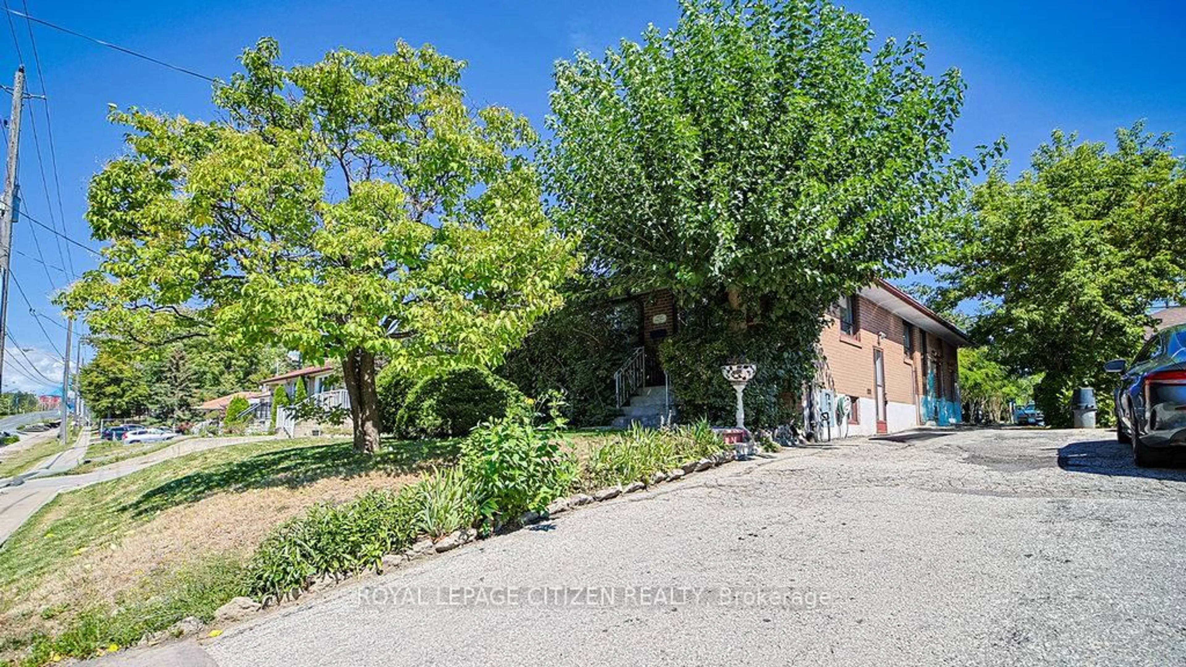 A pic from outside/outdoor area/front of a property/back of a property/a pic from drone, street for 2615 Jane St, Toronto Ontario M3L 1S1