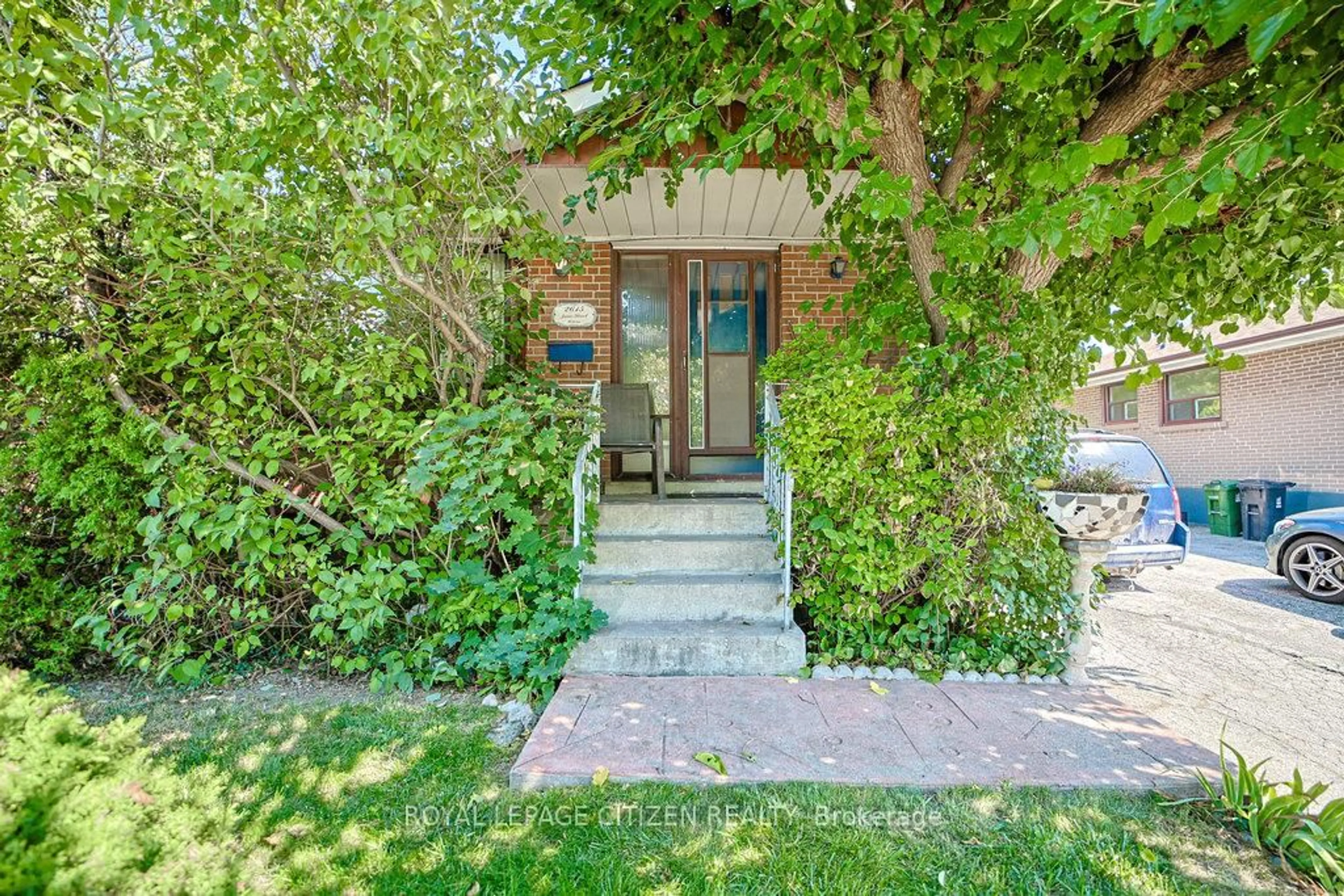 Indoor entryway for 2615 Jane St, Toronto Ontario M3L 1S1
