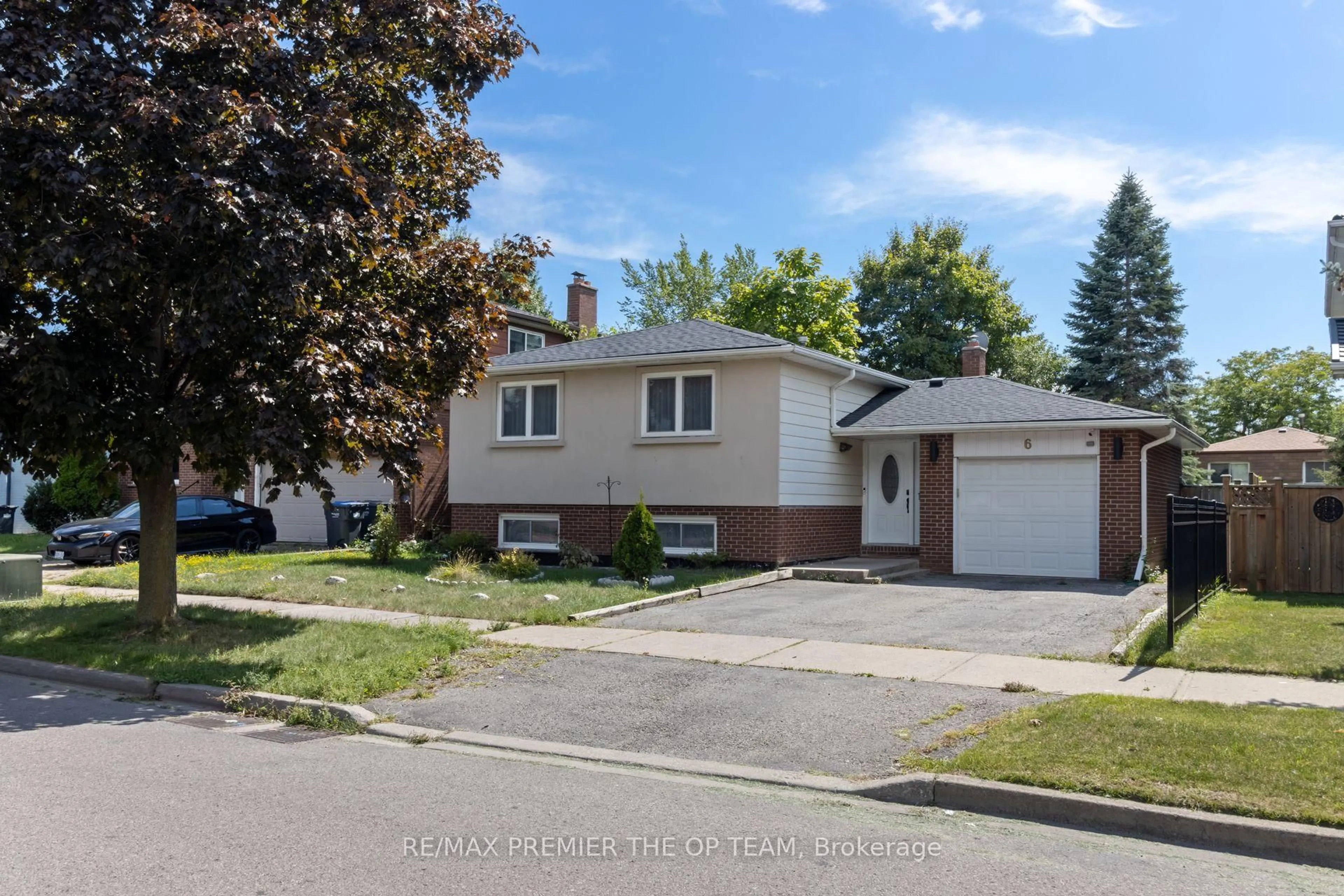 Home with vinyl exterior material, street for 6 Larkfield Rd, Brampton Ontario L6V 2T3