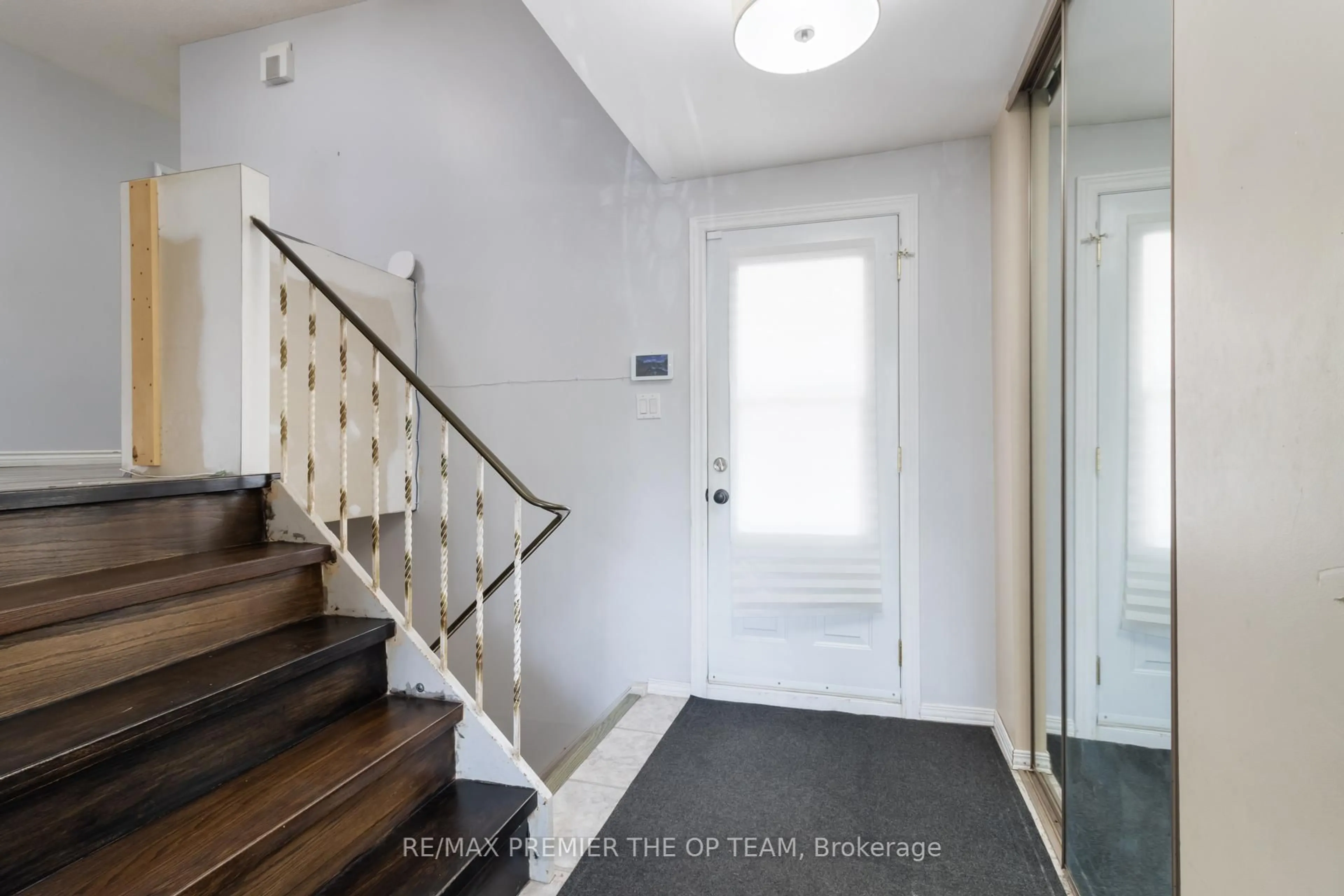 Indoor entryway for 6 Larkfield Rd, Brampton Ontario L6V 2T3