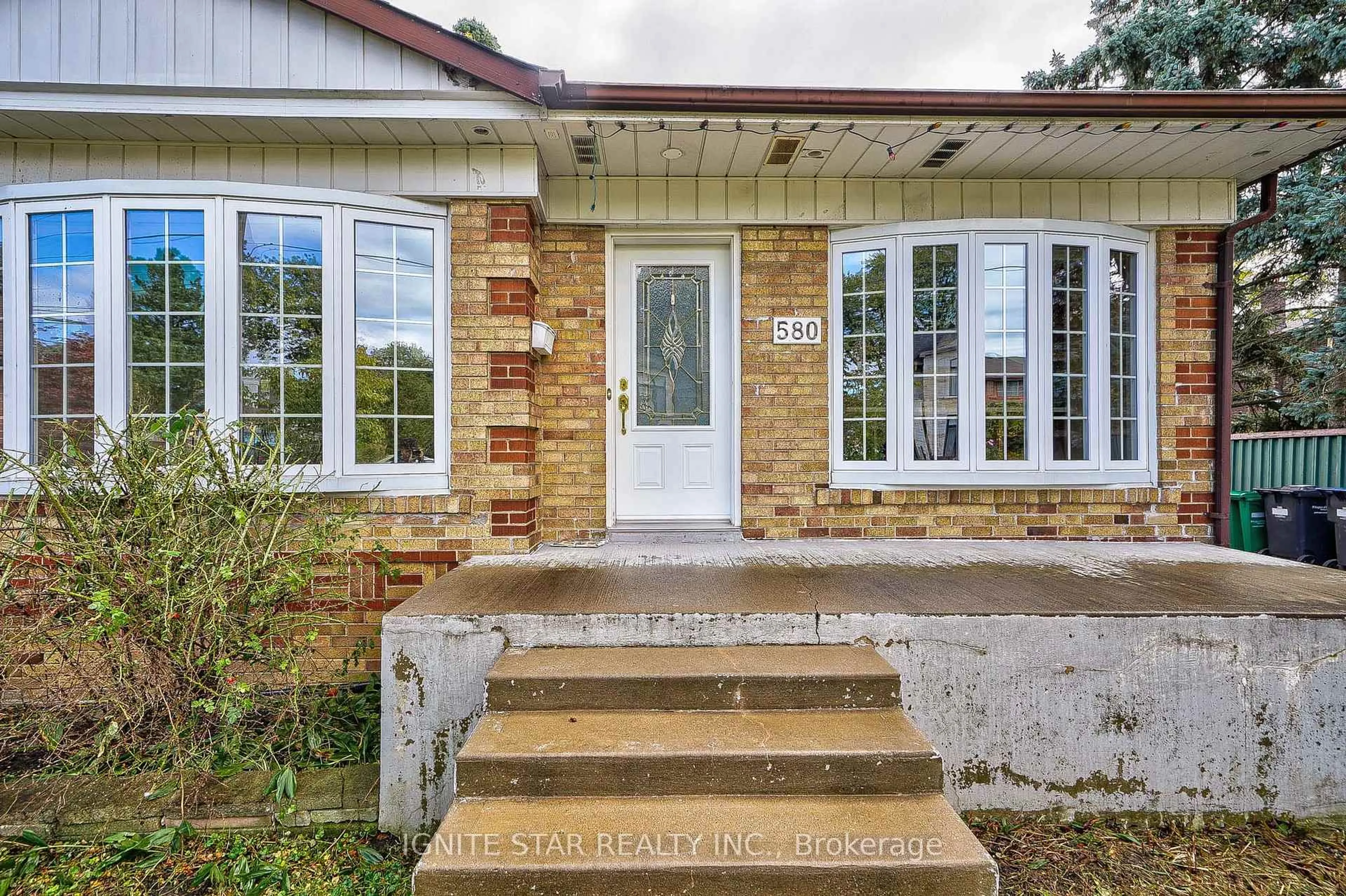 Home with brick exterior material, street for 580 Arbor Rd, Mississauga Ontario L5G 2J8